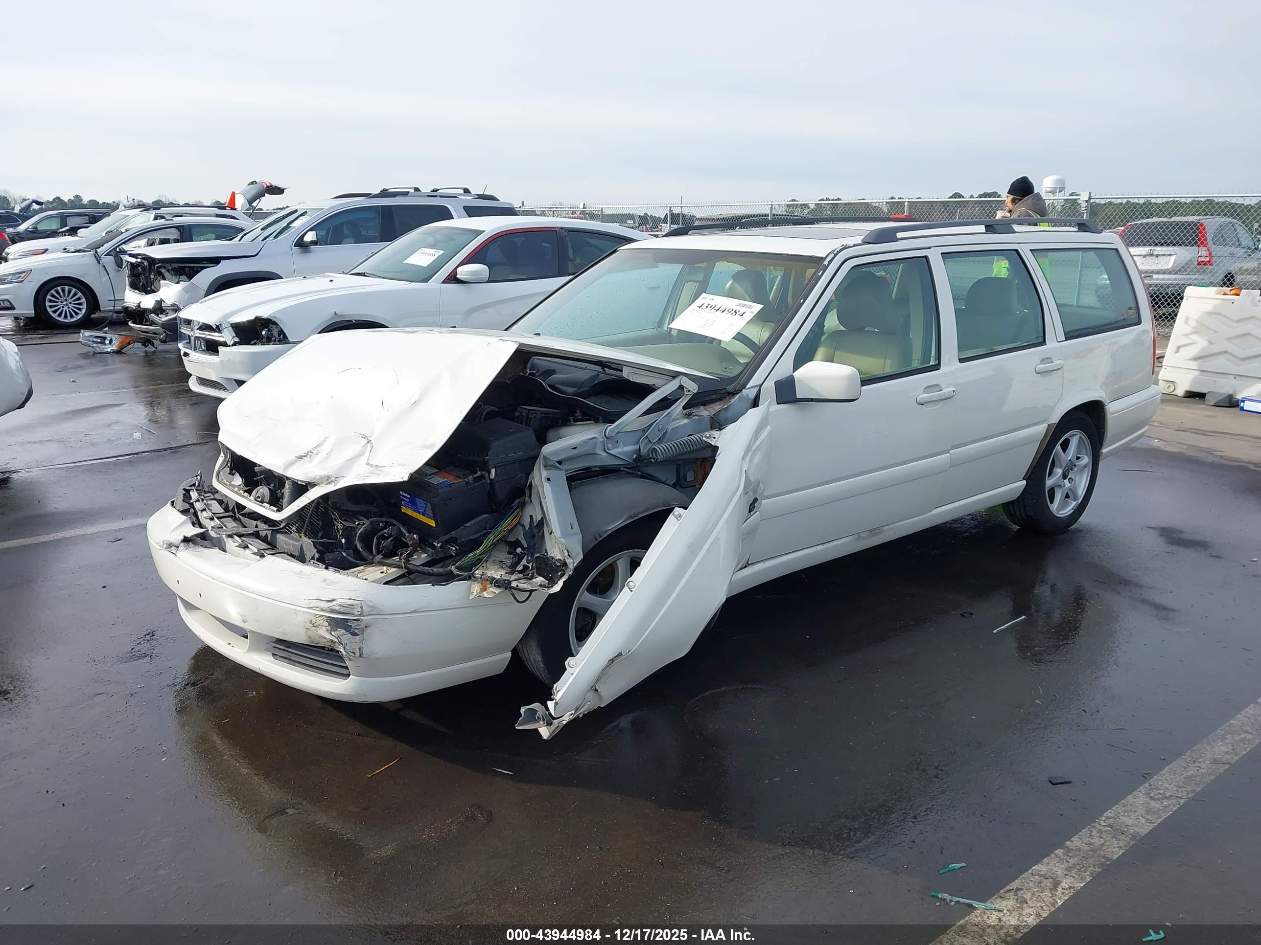 VOLVO V70 image 2