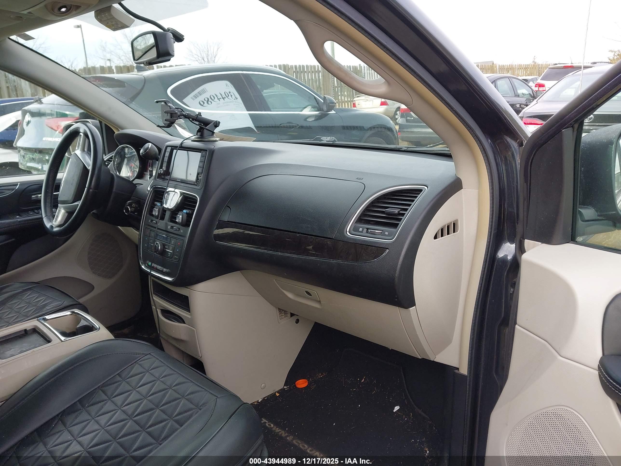 CHRYSLER TOWN image 5