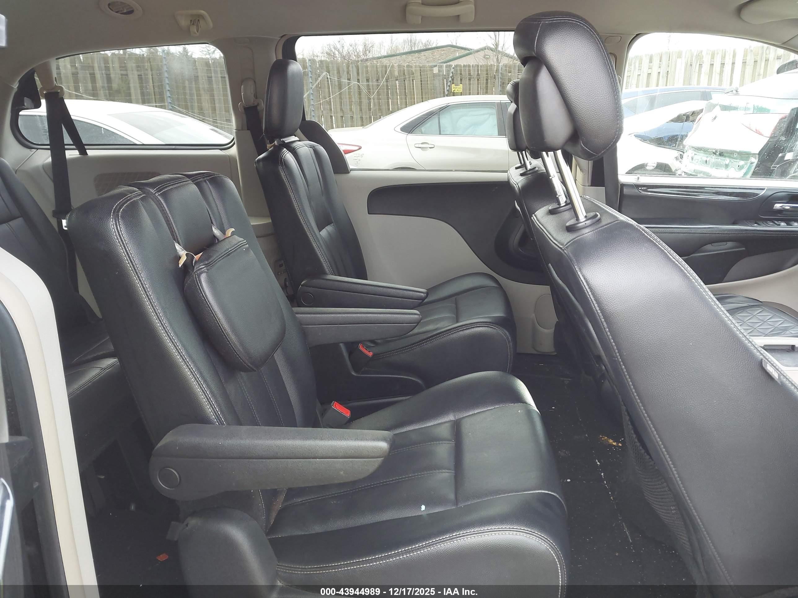 CHRYSLER TOWN image 8