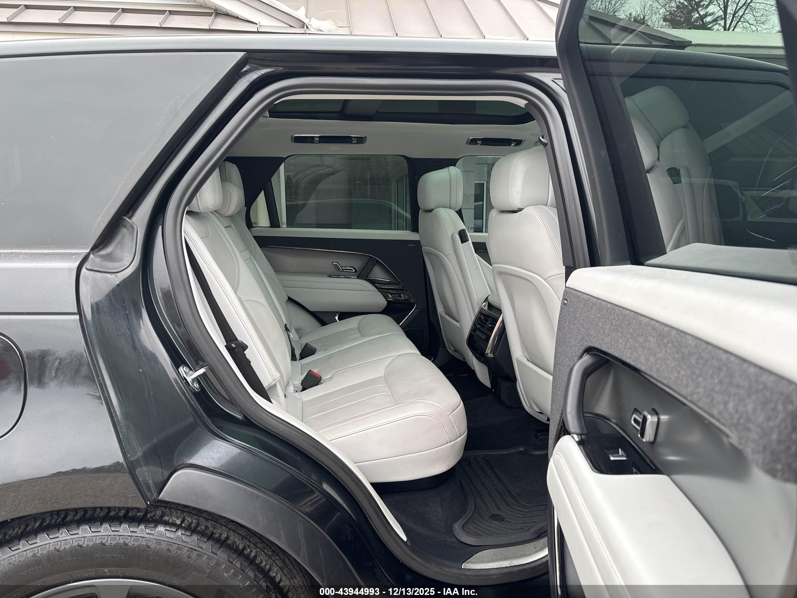 LAND ROVER image 8