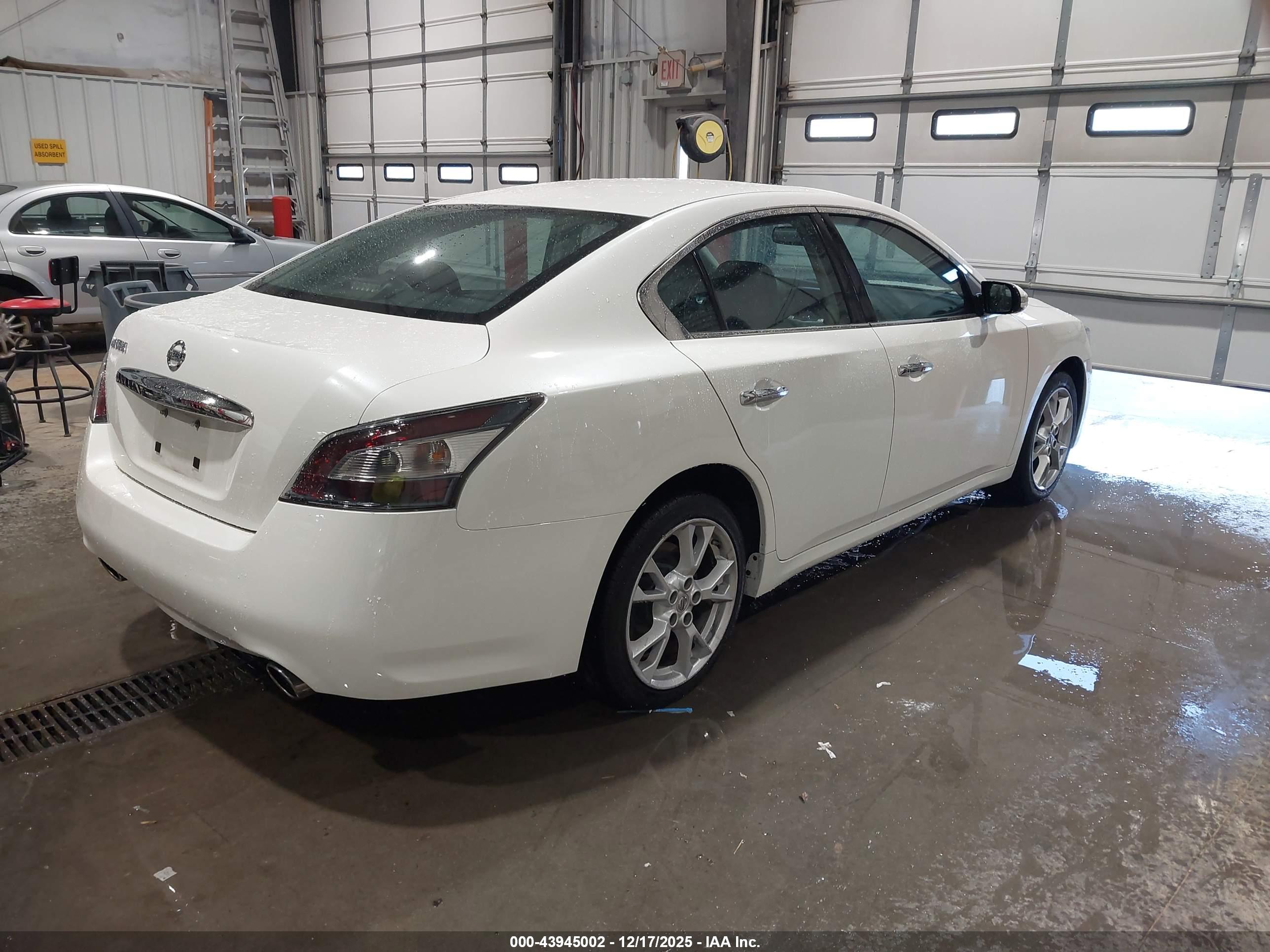 NISSAN MAXIMA image 4