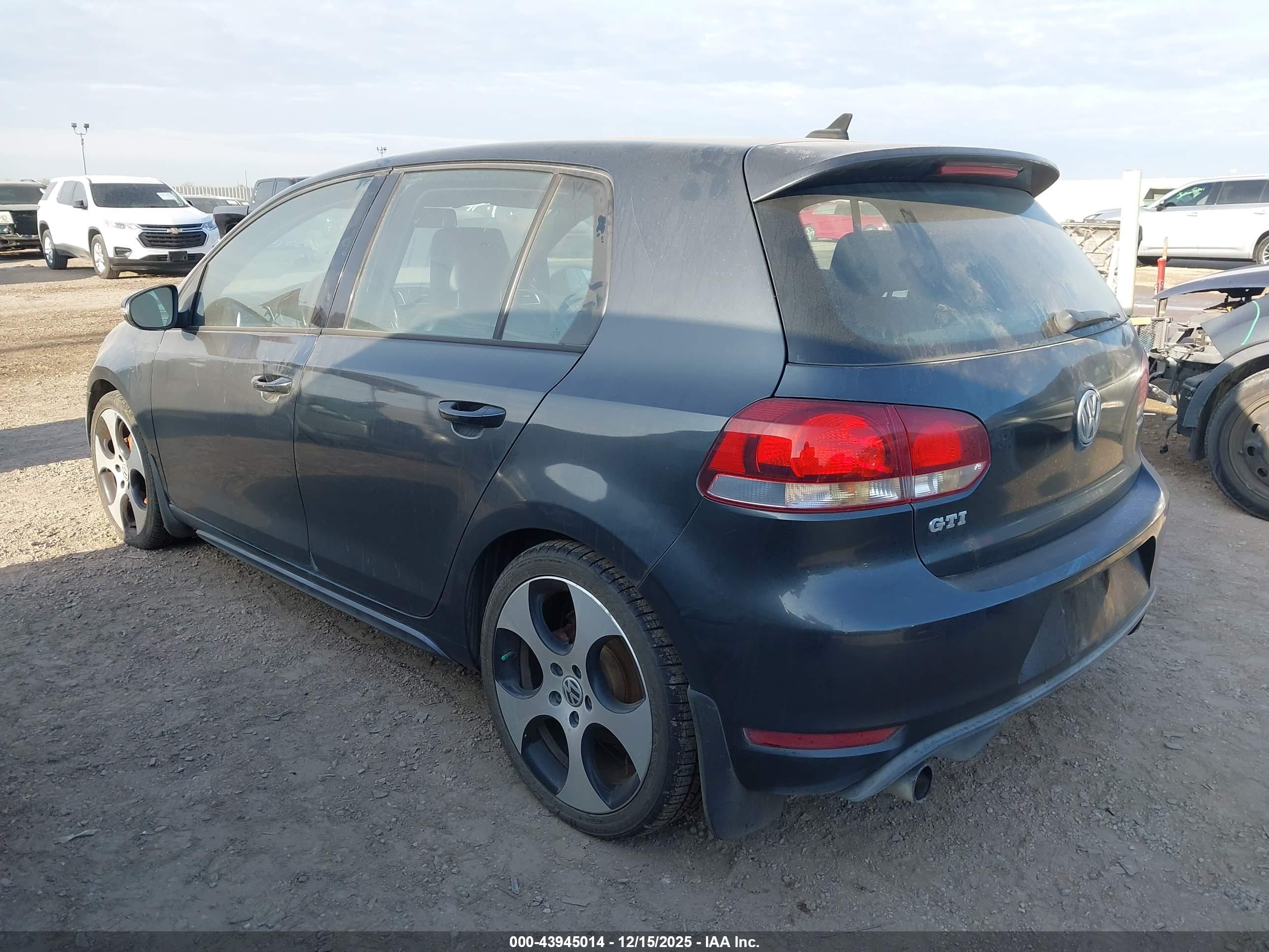 VOLKSWAGEN GTI image 3