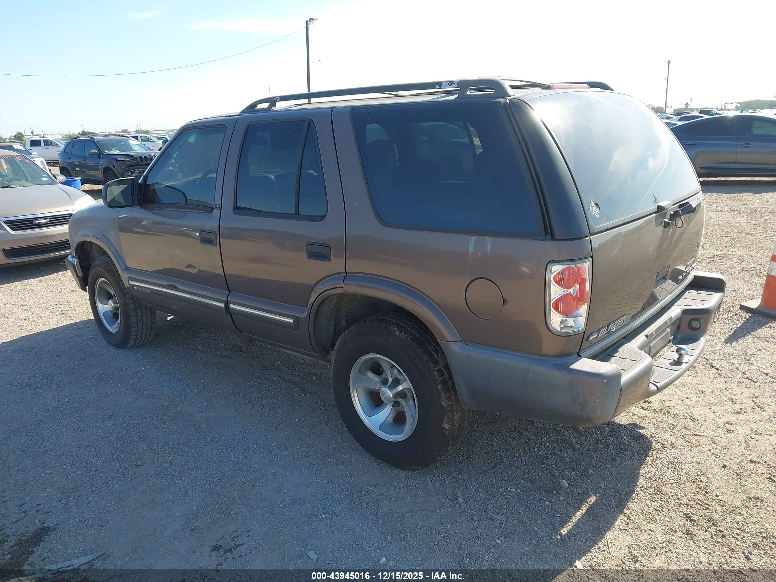 CHEVROLET BLAZER image 3