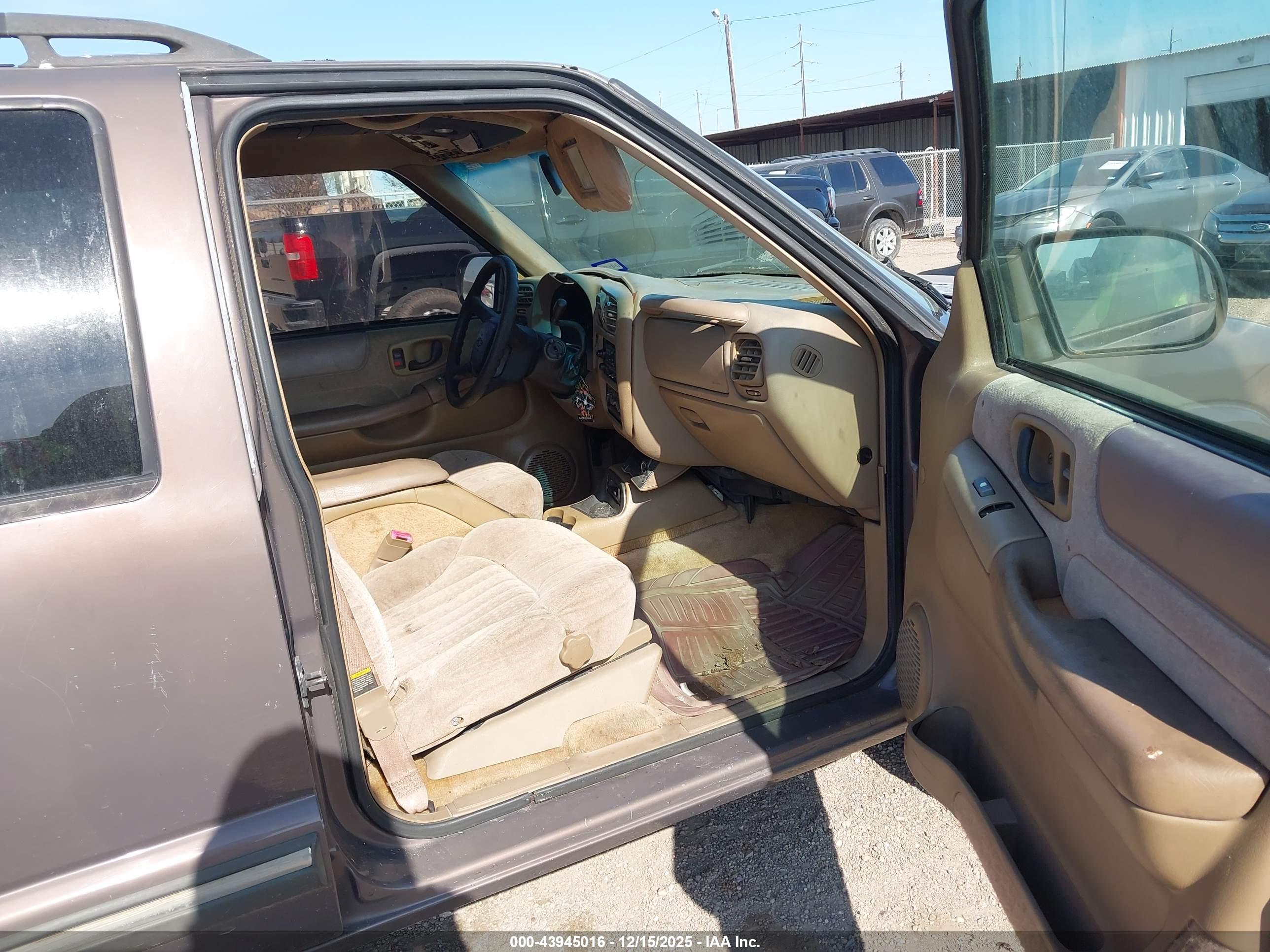 CHEVROLET BLAZER image 5