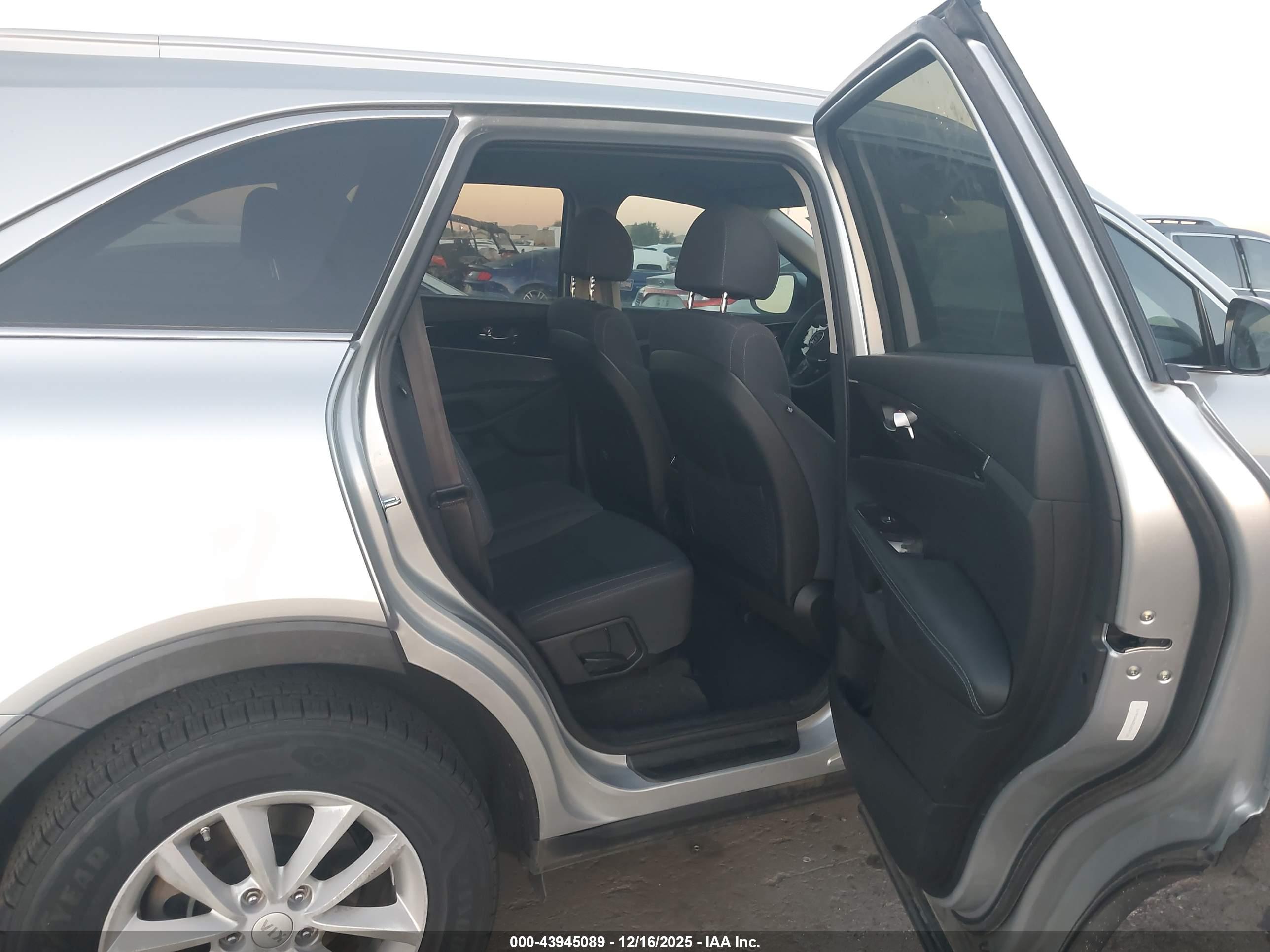 KIA SORENTO image 8