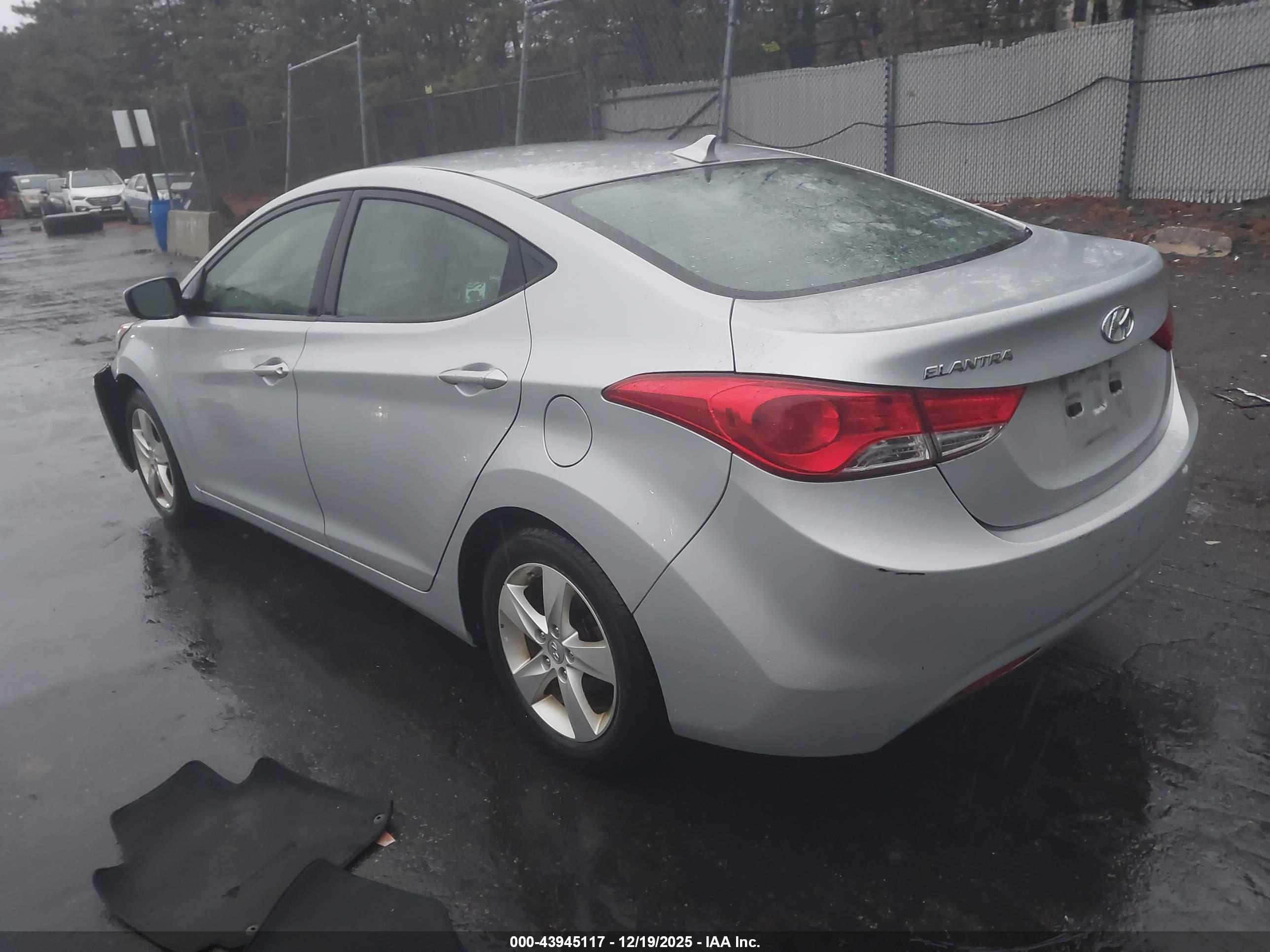 HYUNDAI ELANTRA image 3