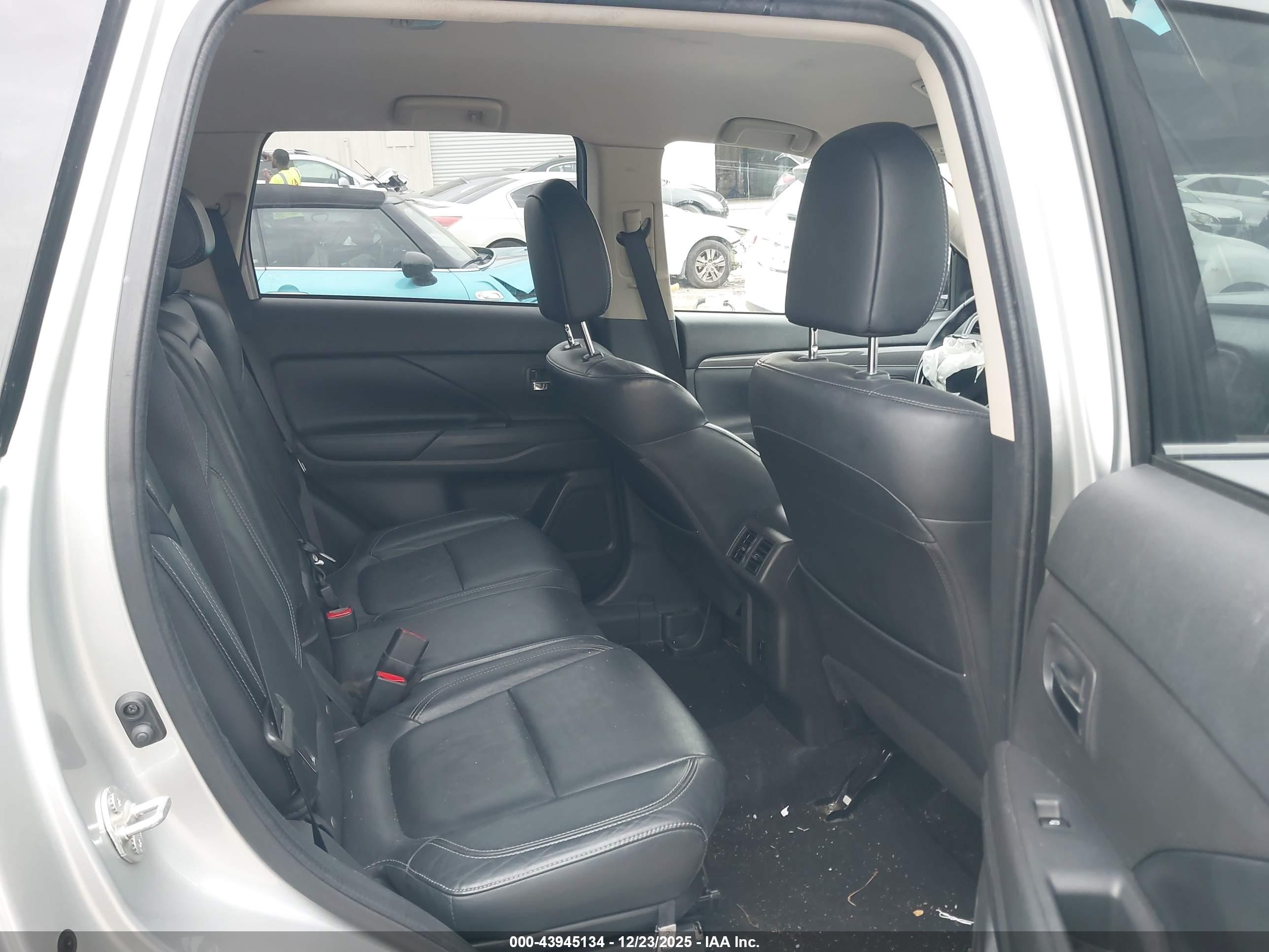 MITSUBISHI OUTLANDER image 8