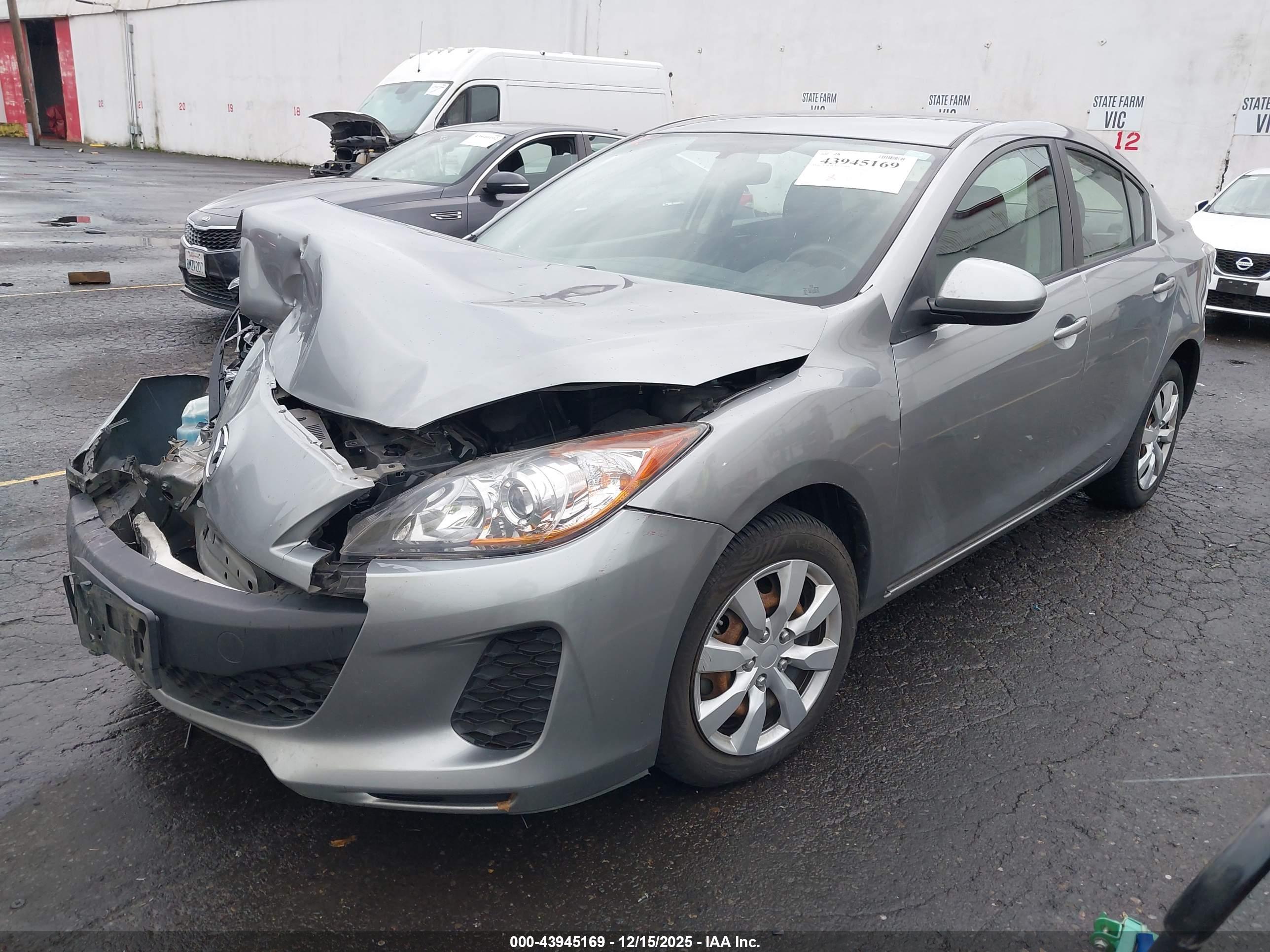 MAZDA MAZDA3 image 2