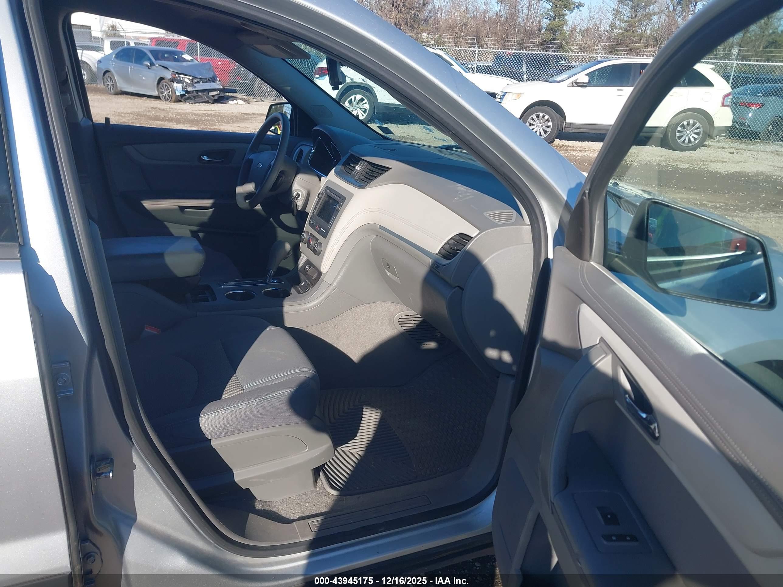 CHEVROLET TRAVERSE image 5