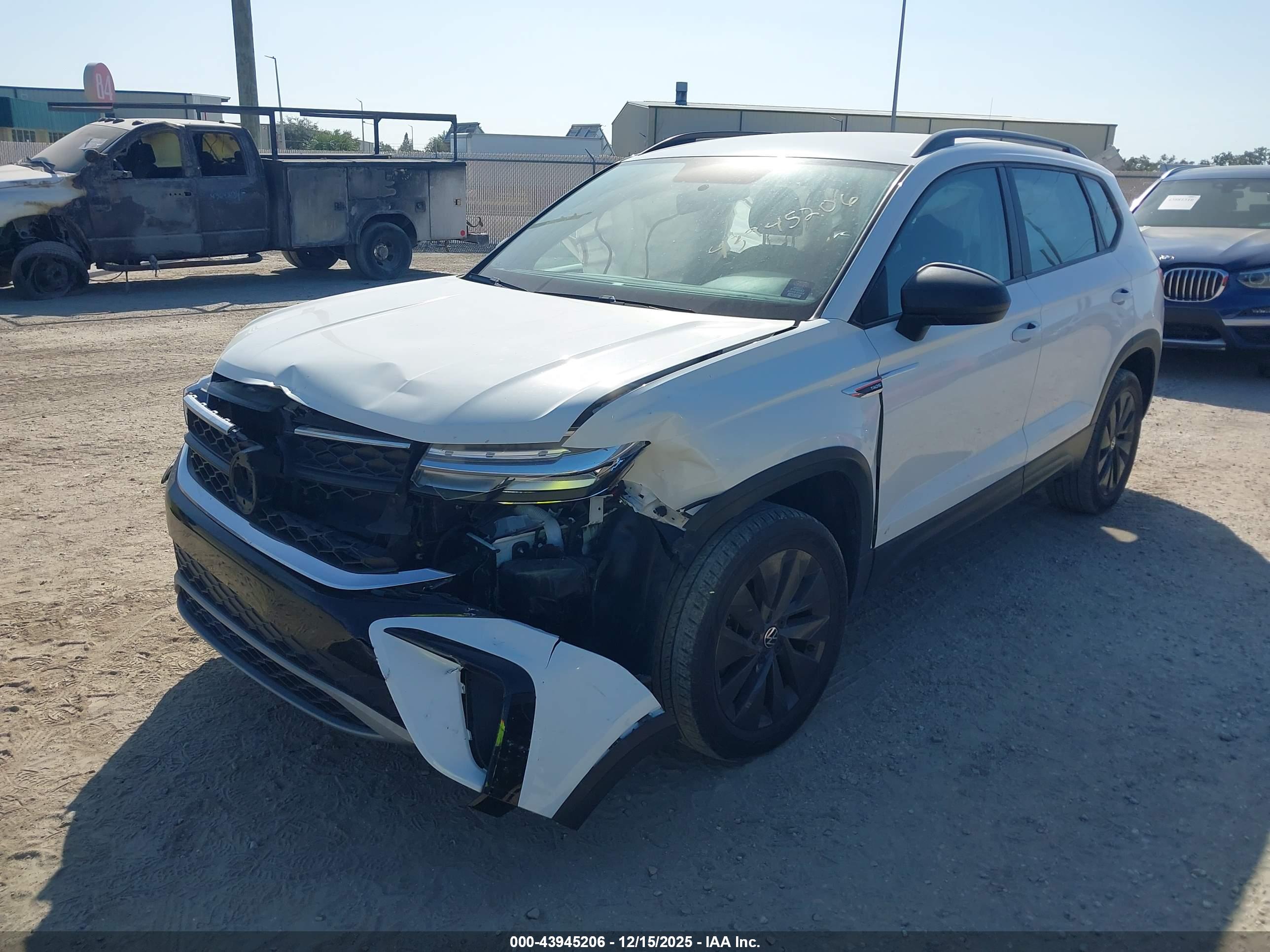 VOLKSWAGEN TAOS image 2