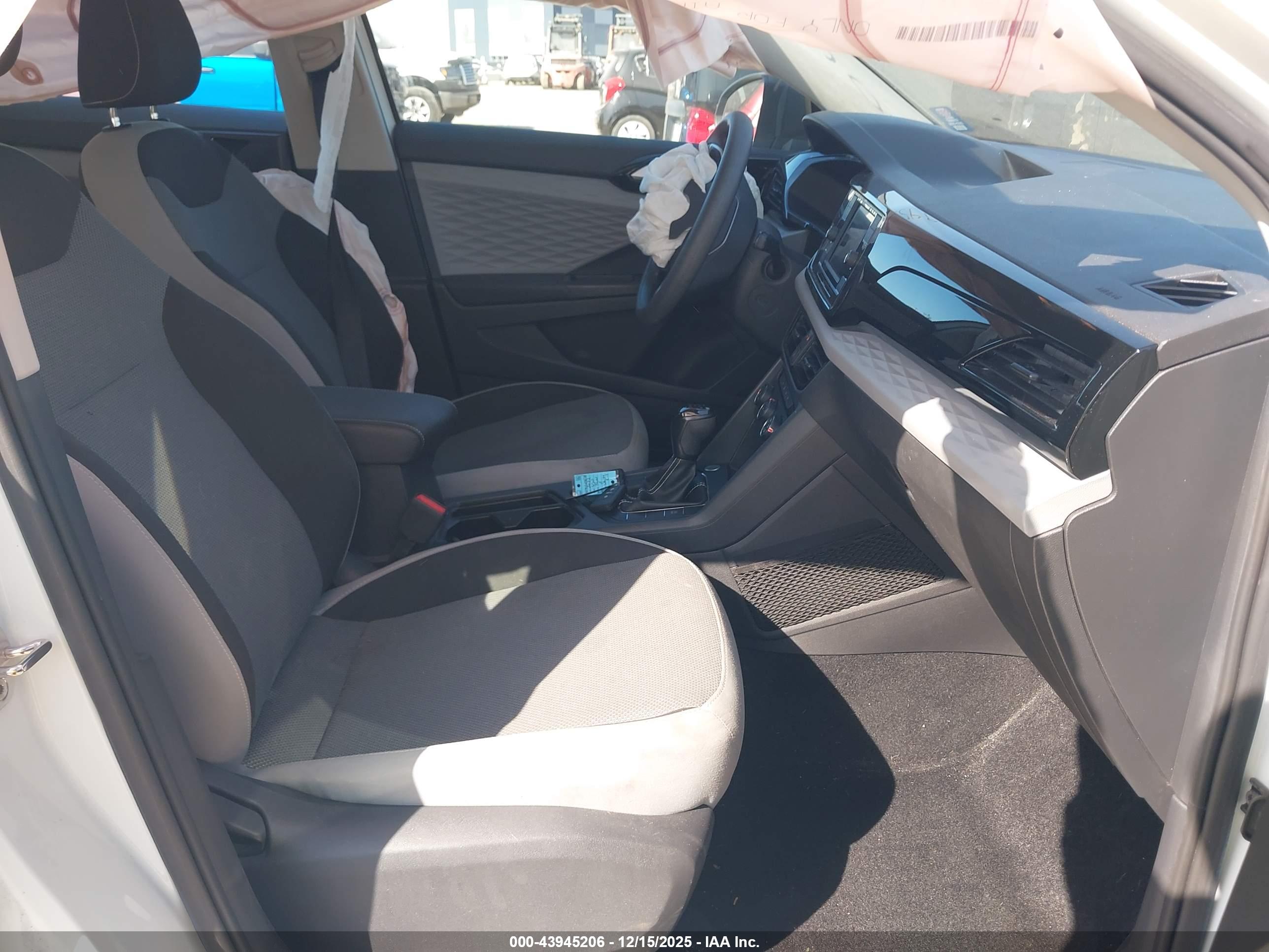 VOLKSWAGEN TAOS image 5
