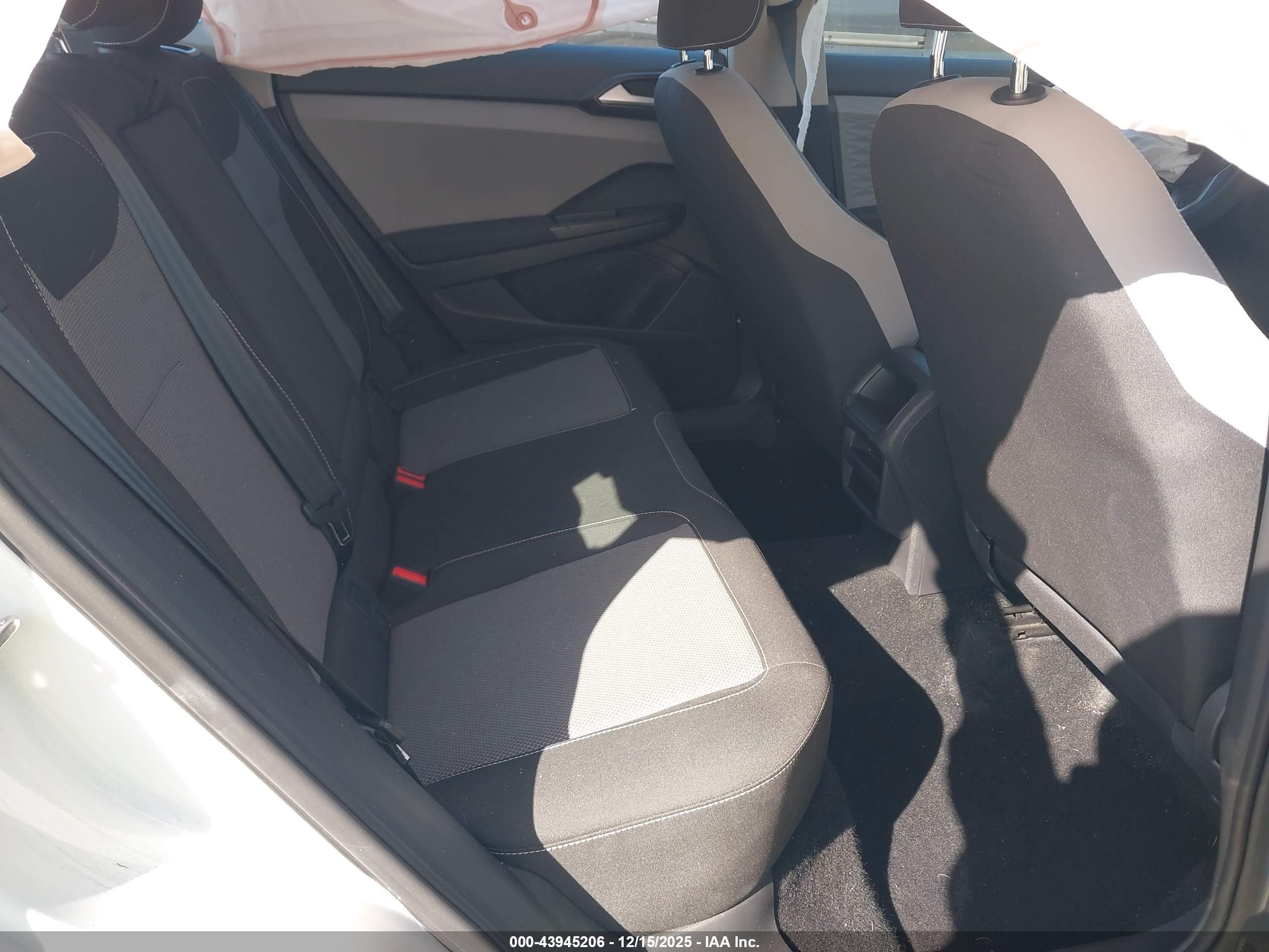VOLKSWAGEN TAOS image 8