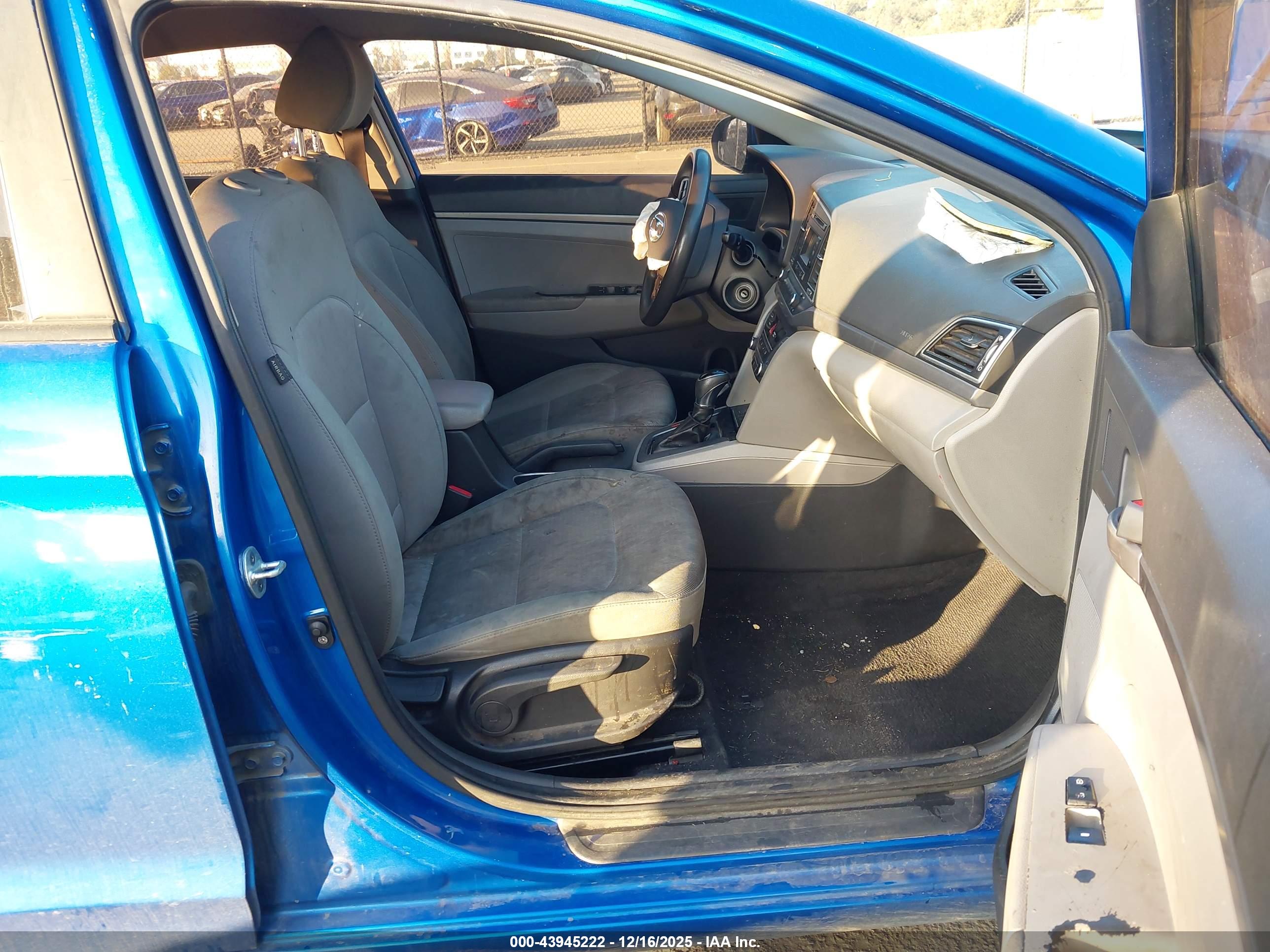 HYUNDAI ELANTRA image 5