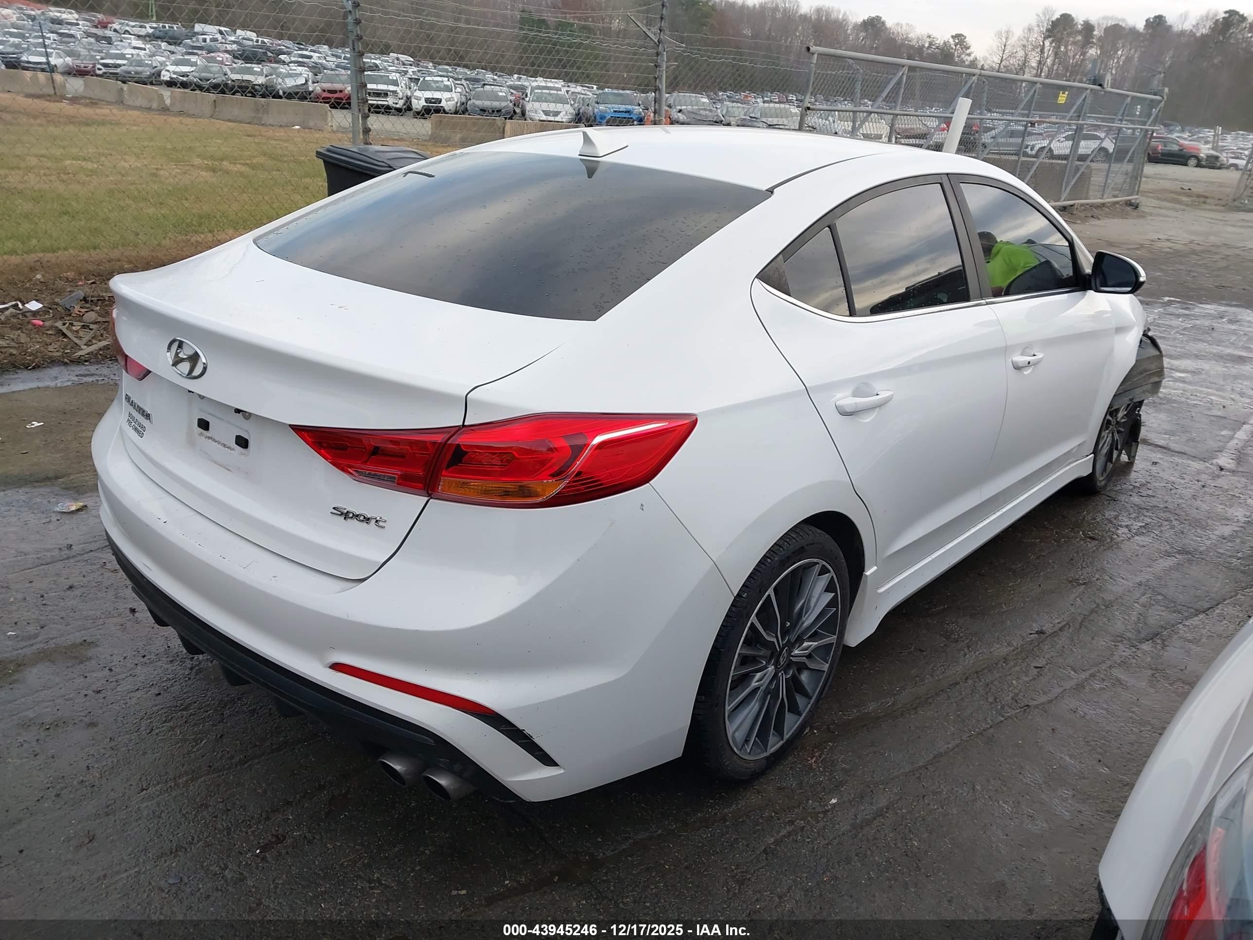 HYUNDAI ELANTRA image 4