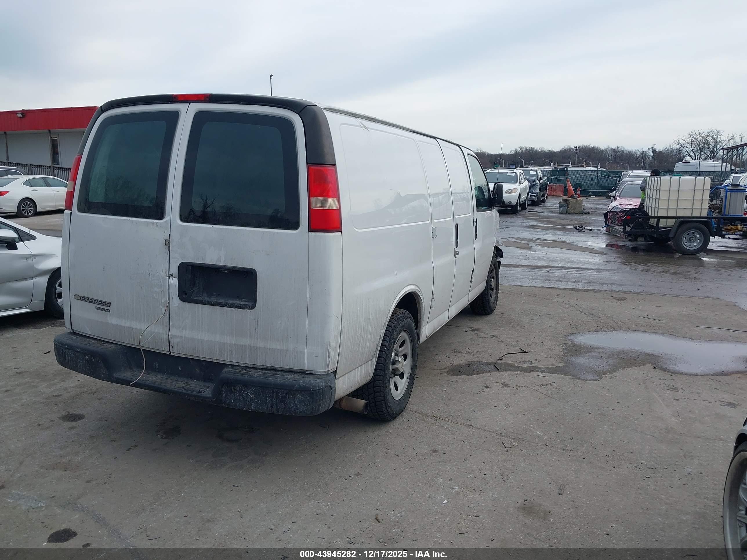 CHEVROLET EXPRESS image 4