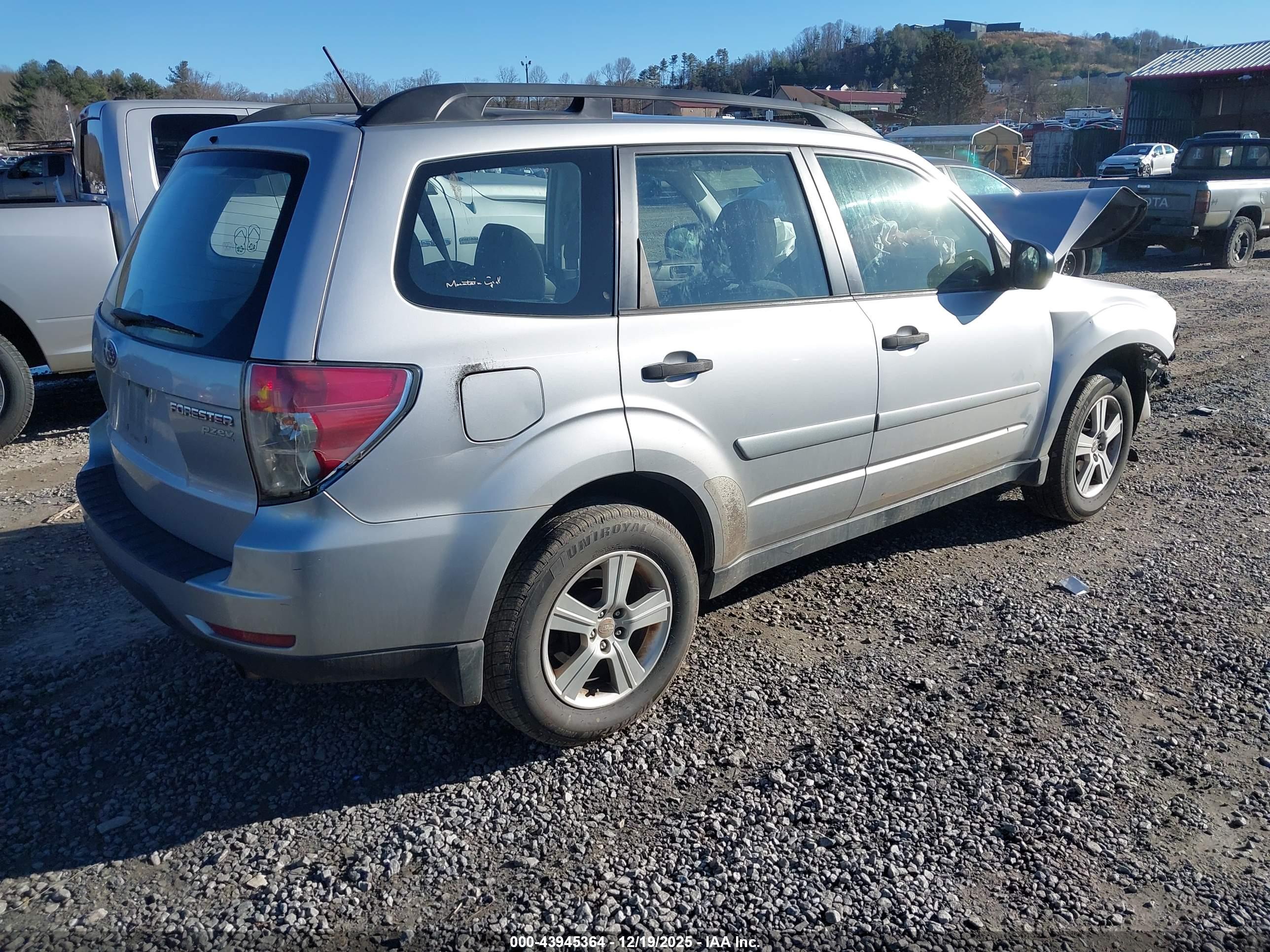SUBARU FORESTER image 4