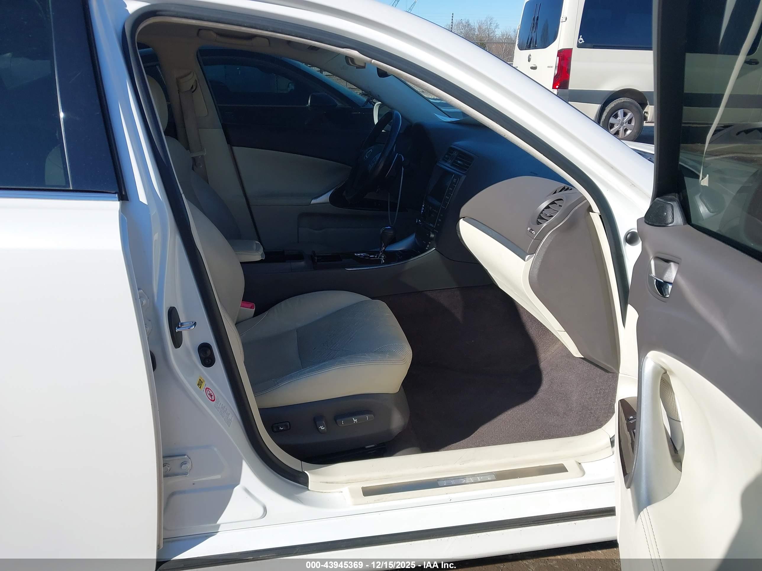 LEXUS IS image 5