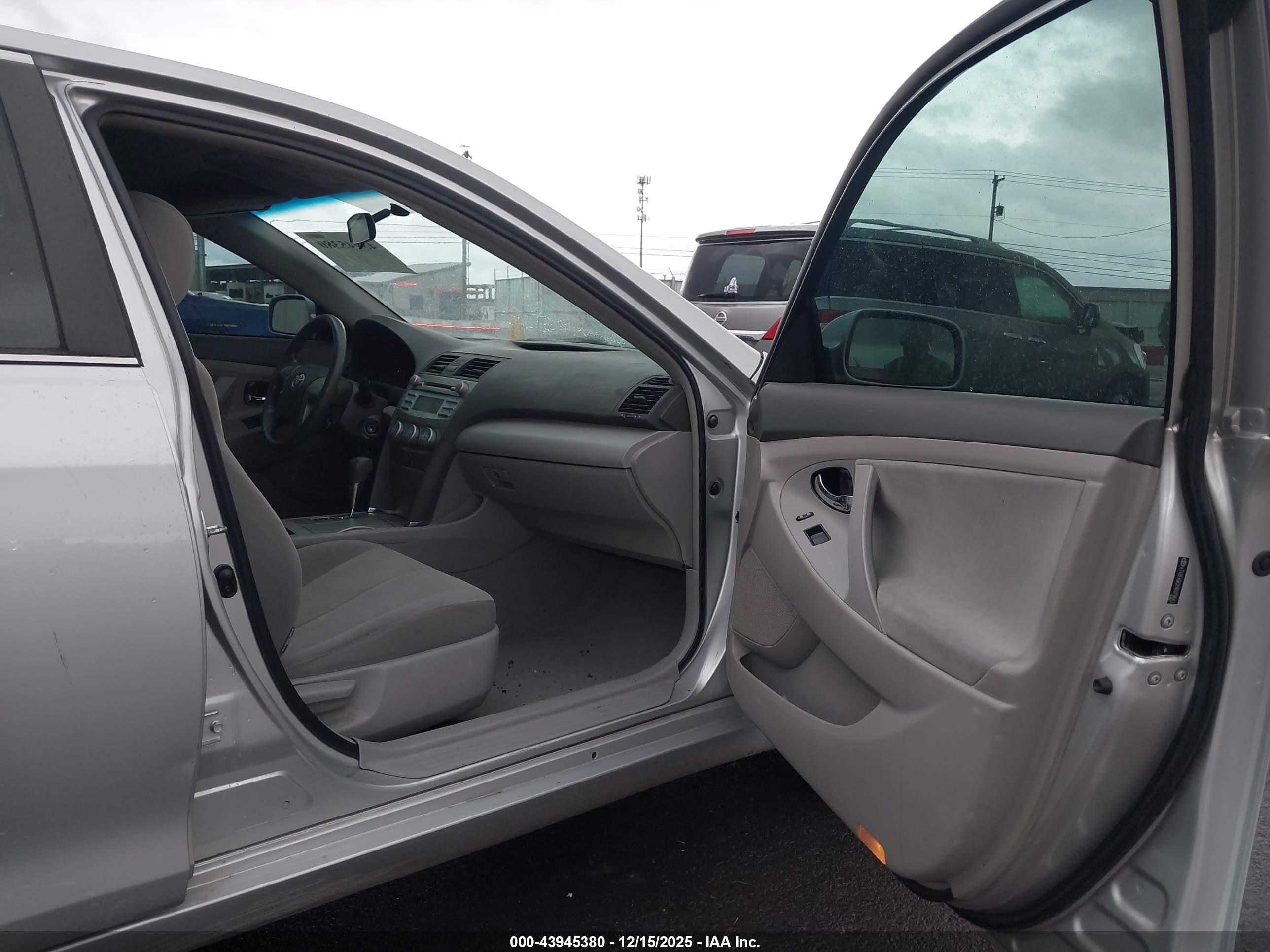 TOYOTA CAMRY image 5