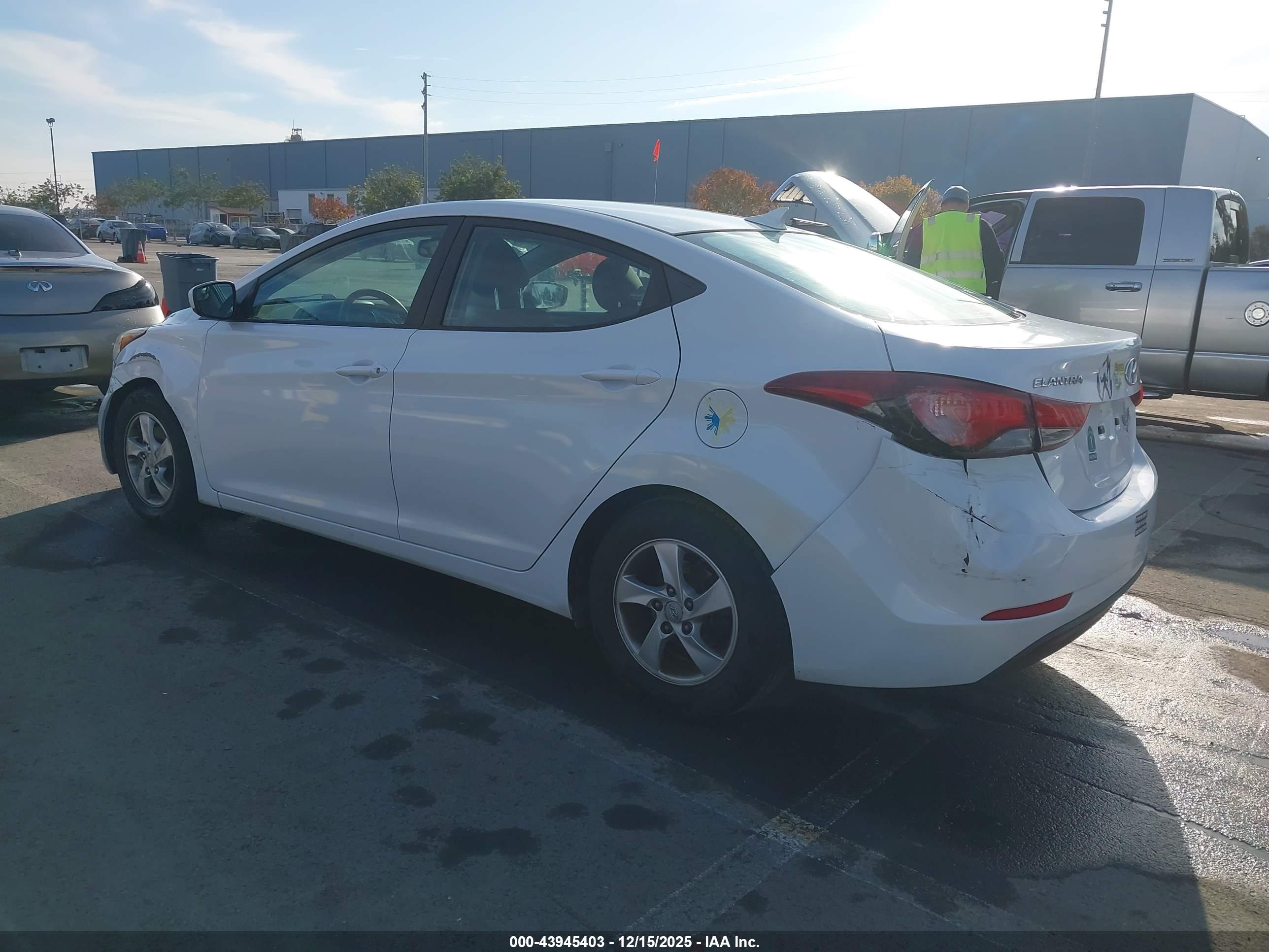 HYUNDAI ELANTRA image 3