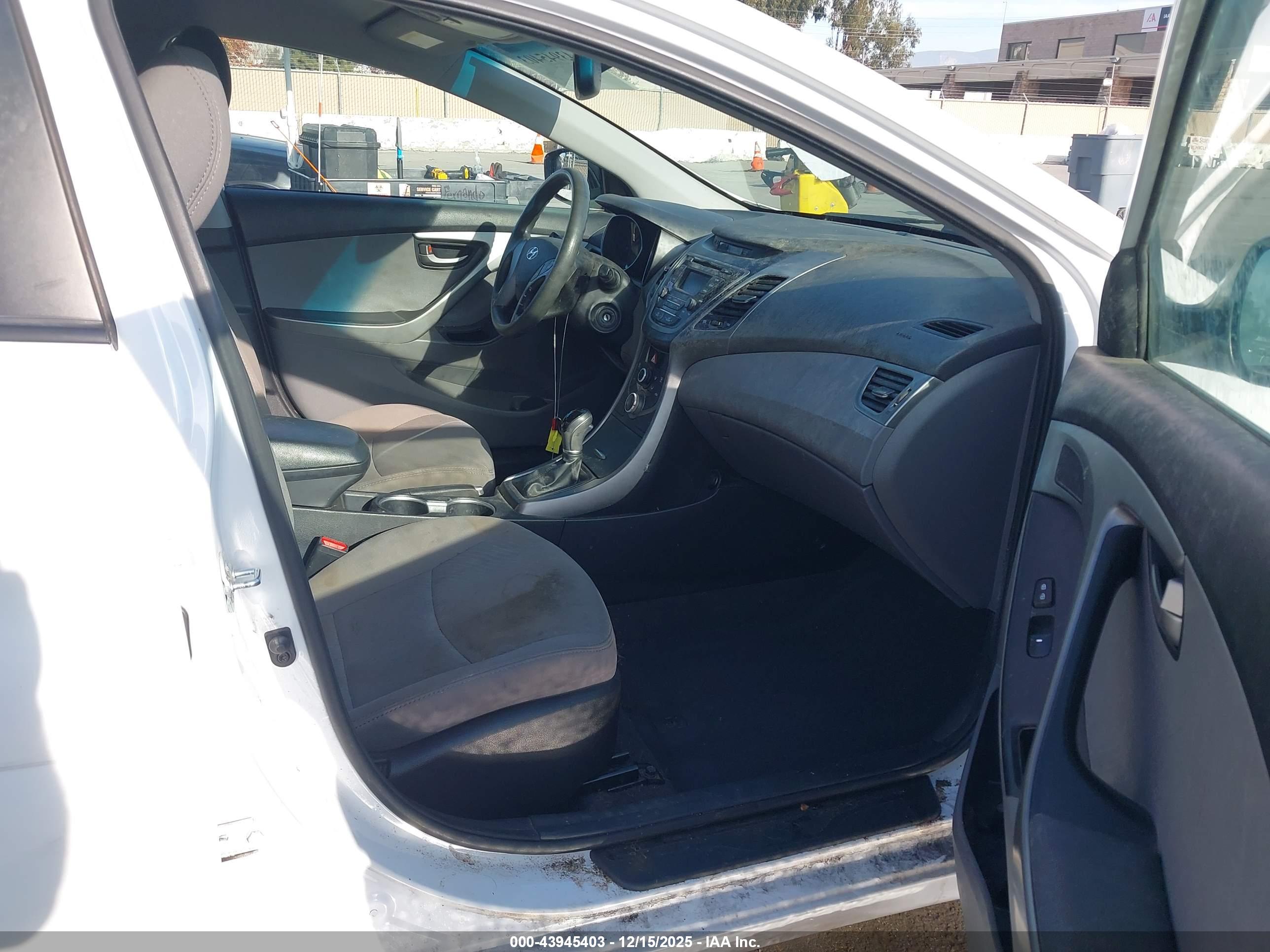 HYUNDAI ELANTRA image 5