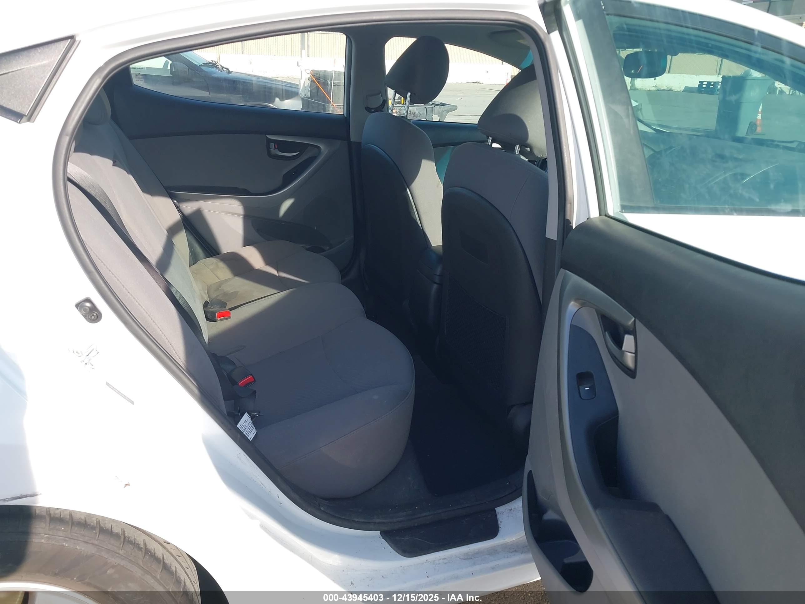 HYUNDAI ELANTRA image 8