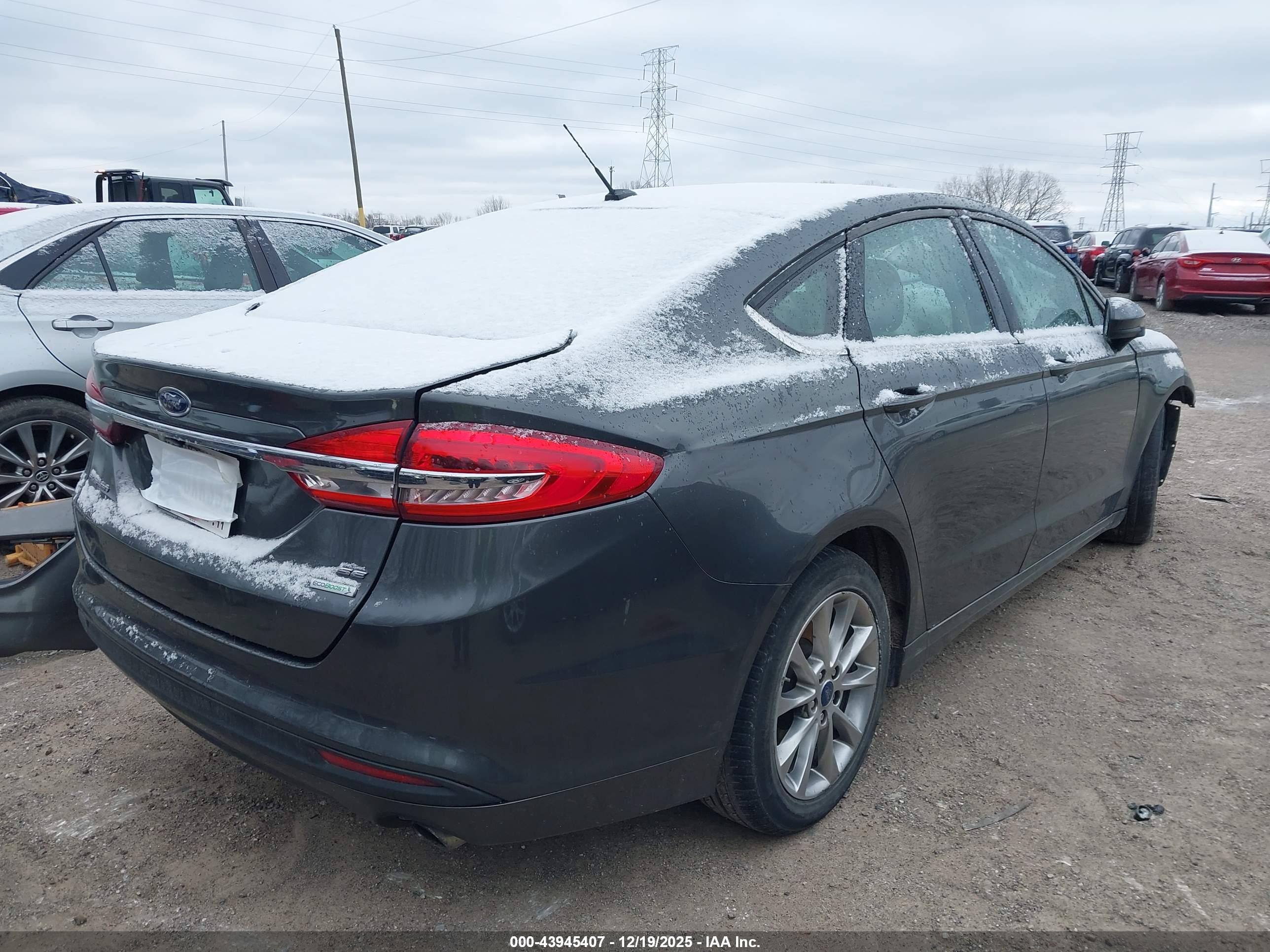 FORD FUSION image 4