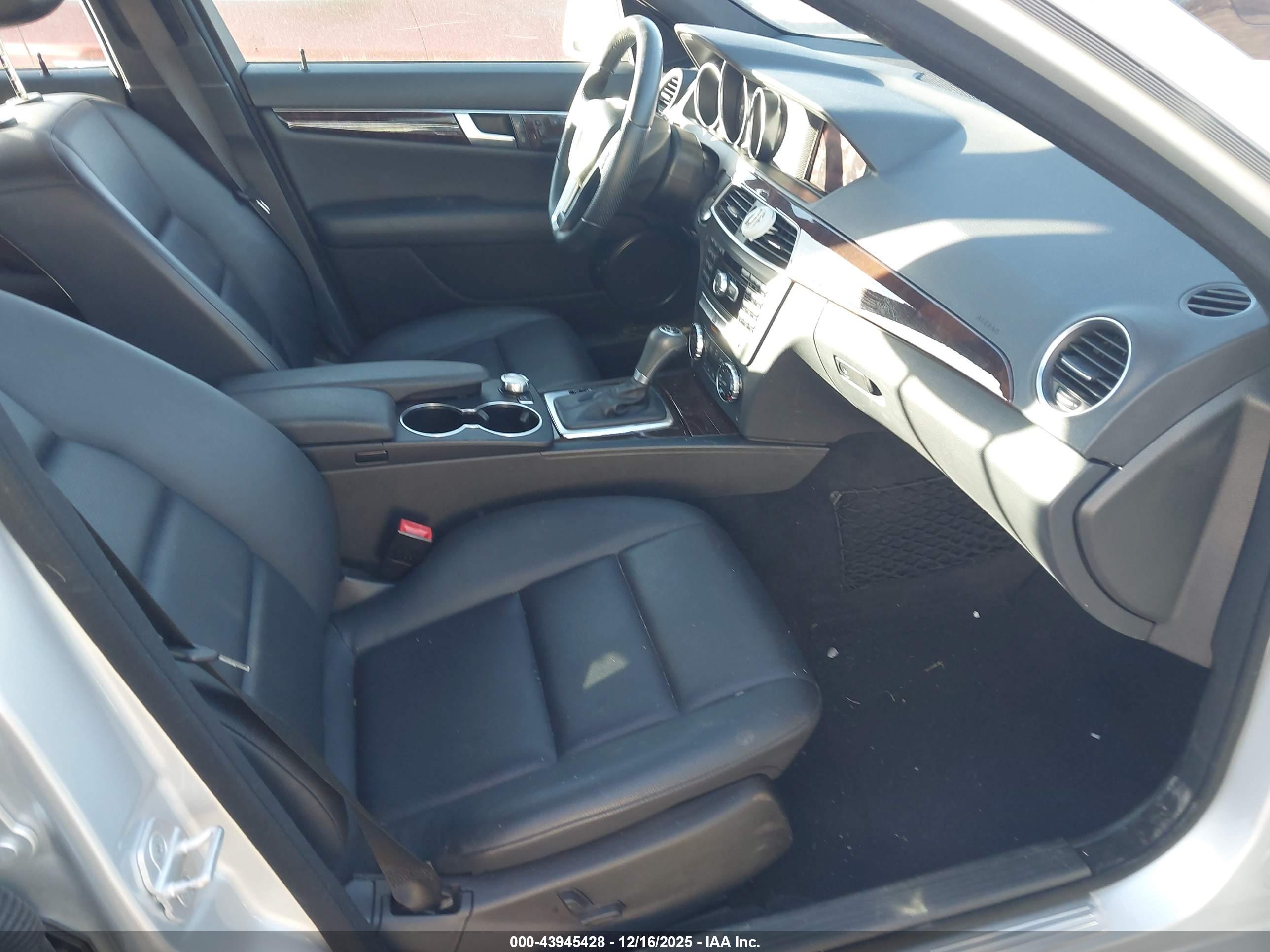 MERCEDES-BENZ C-CLASS image 5