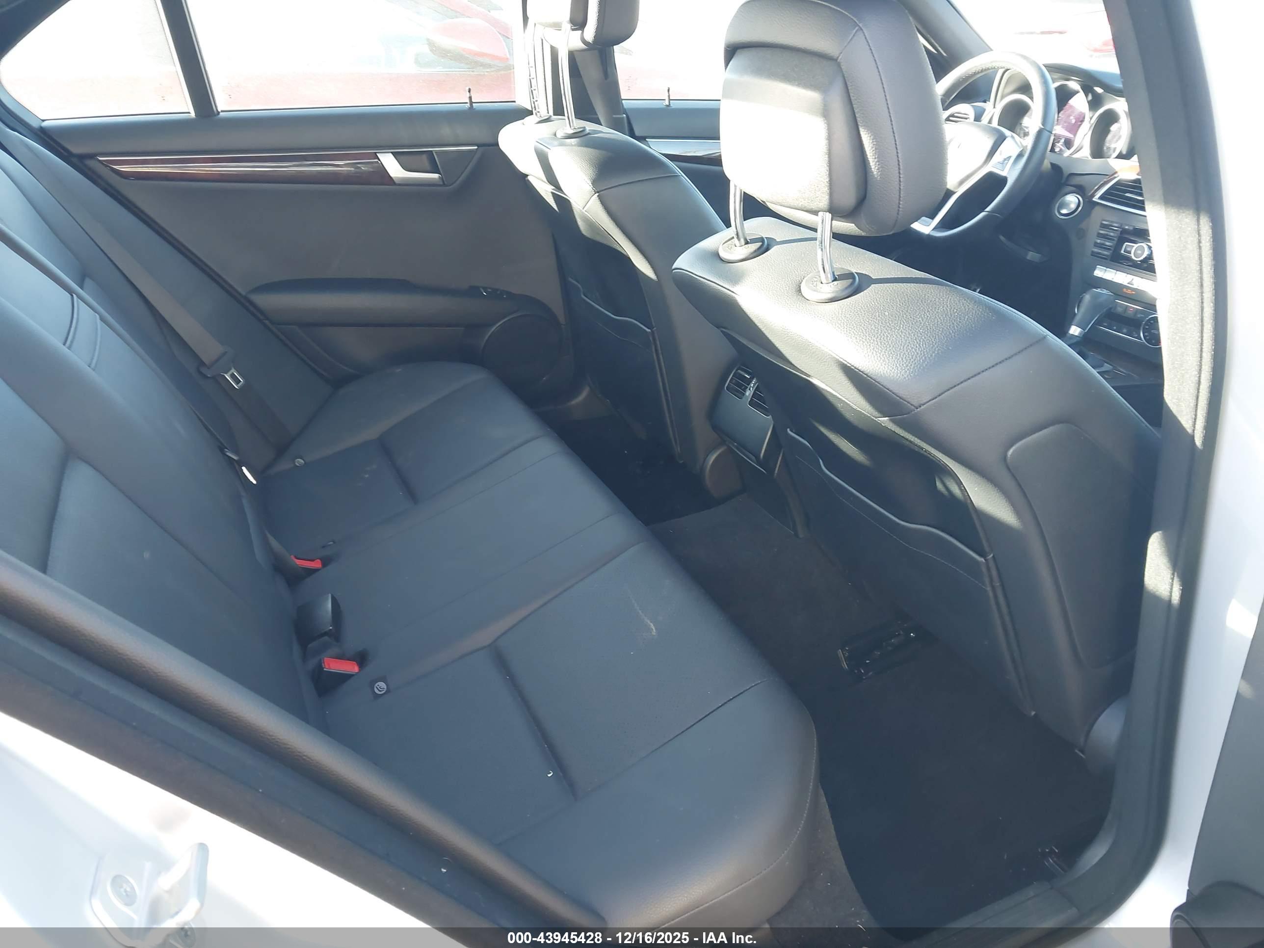 MERCEDES-BENZ C-CLASS image 8