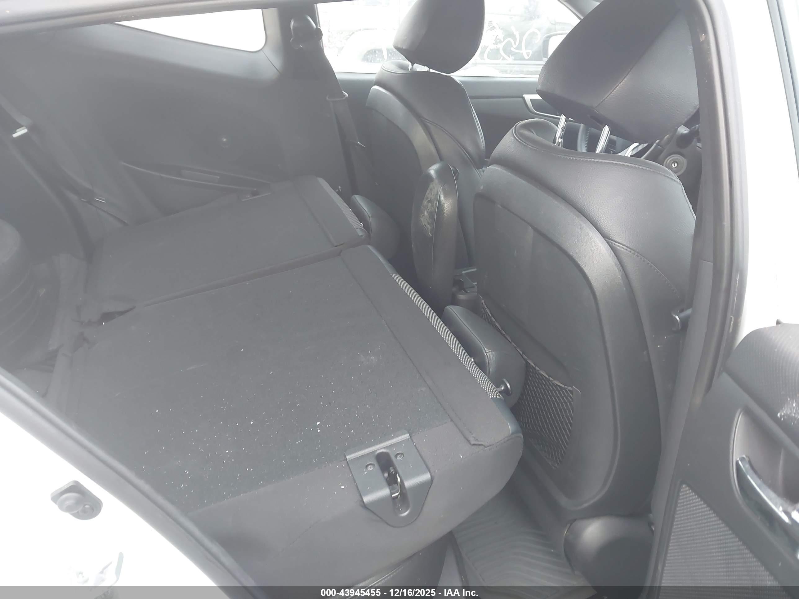 HYUNDAI VELOSTER image 8