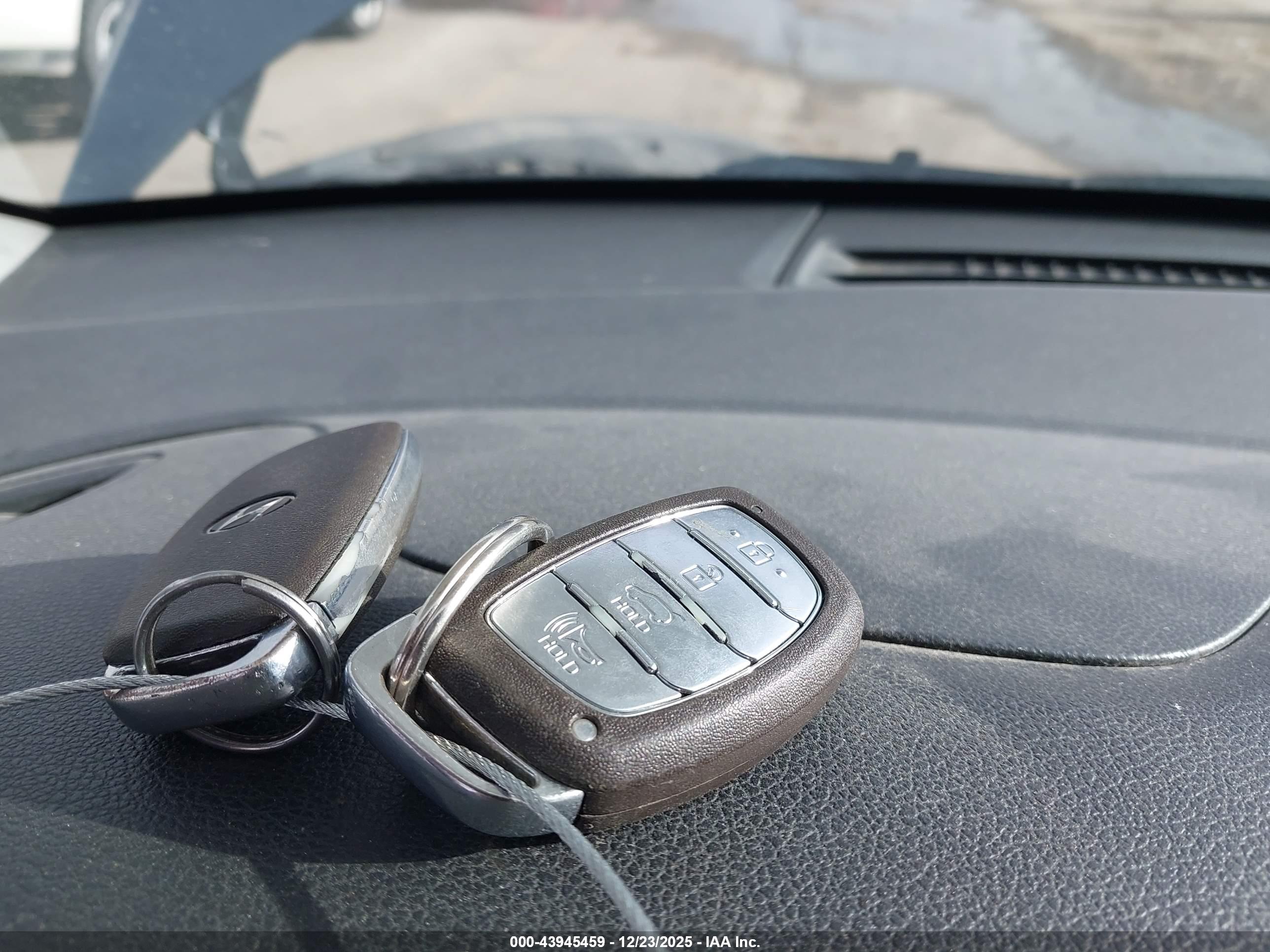 HYUNDAI TUCSON image 11