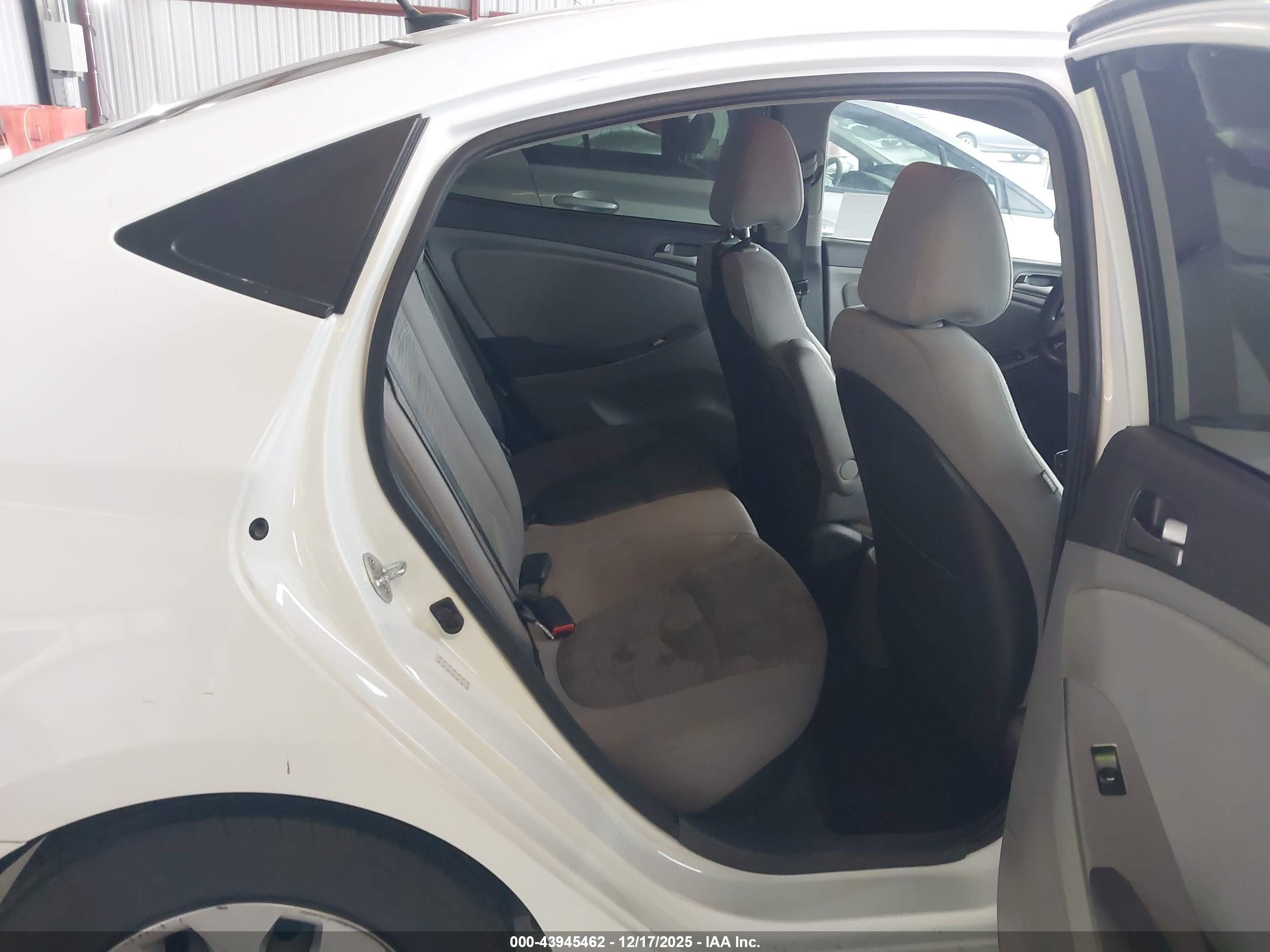 HYUNDAI ACCENT image 8