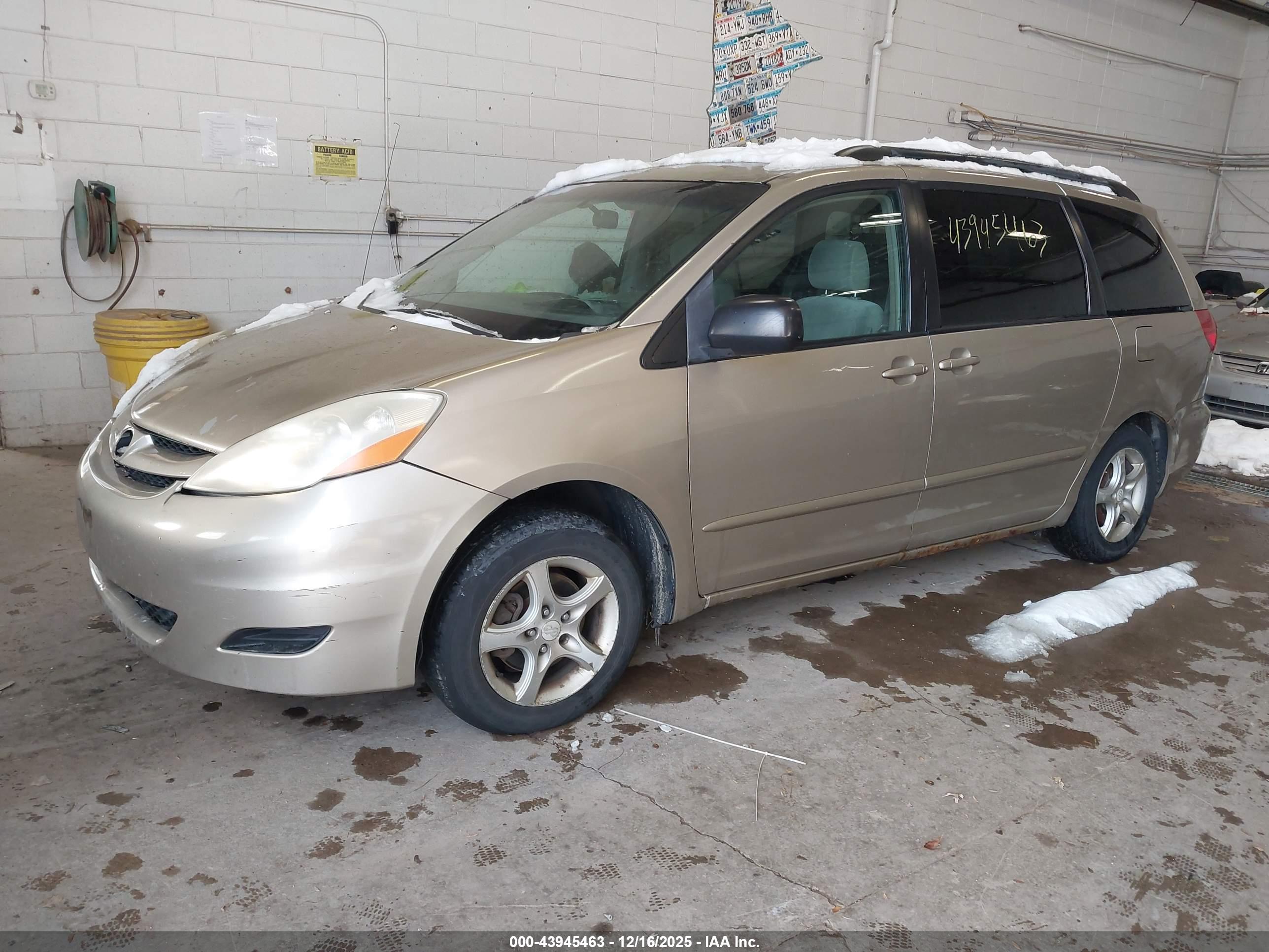TOYOTA SIENNA image 2