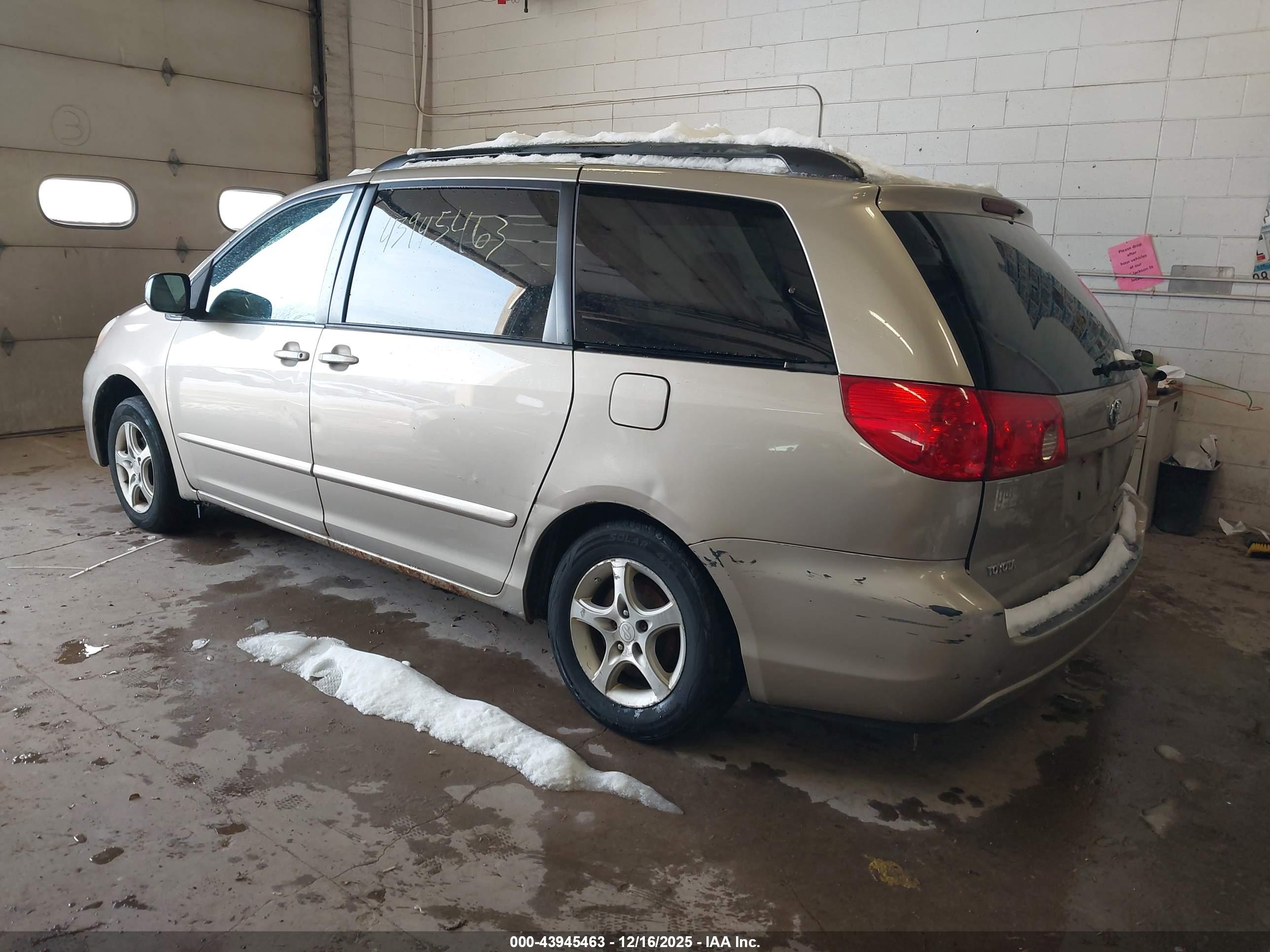 TOYOTA SIENNA image 3