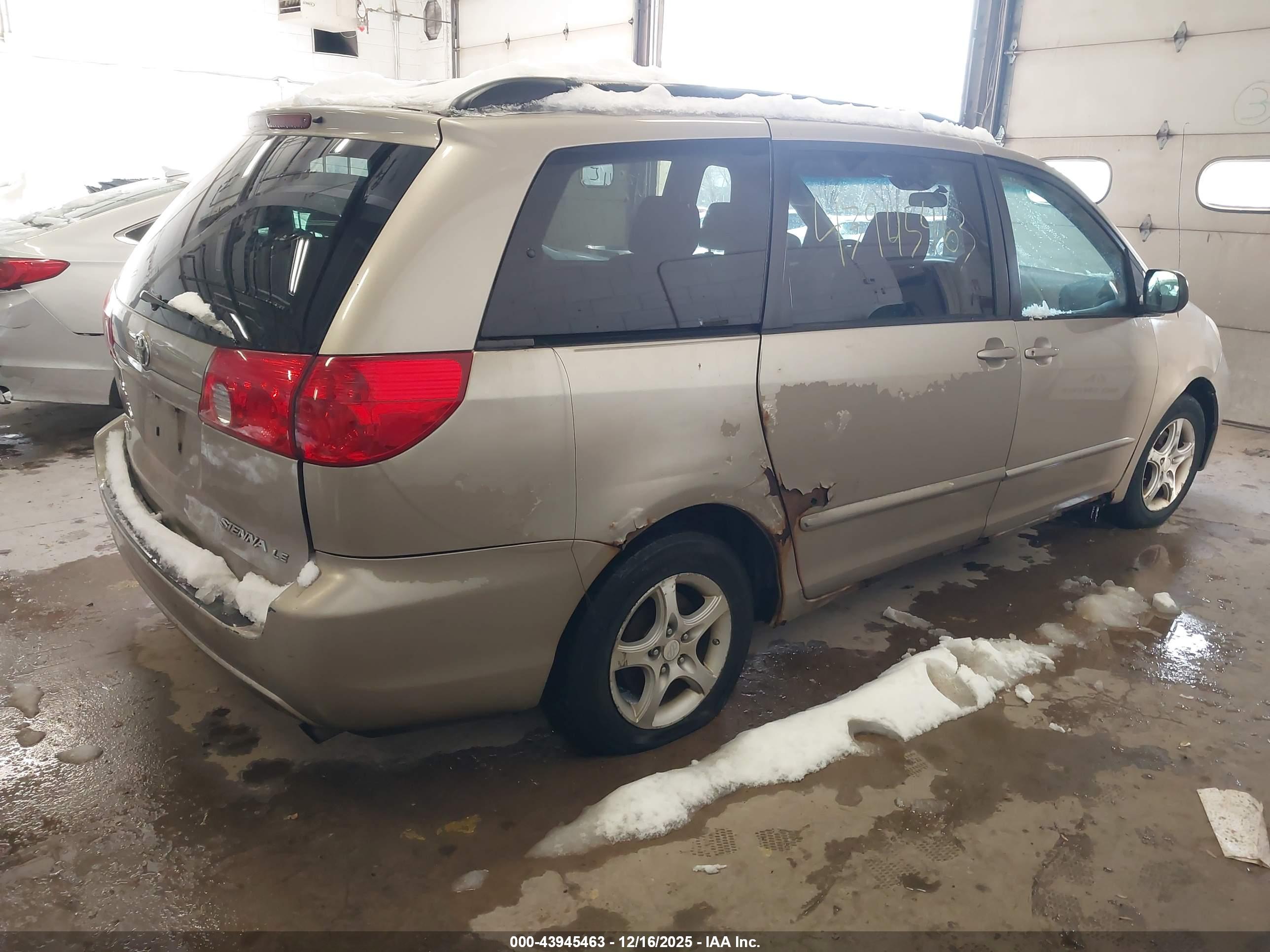 TOYOTA SIENNA image 4