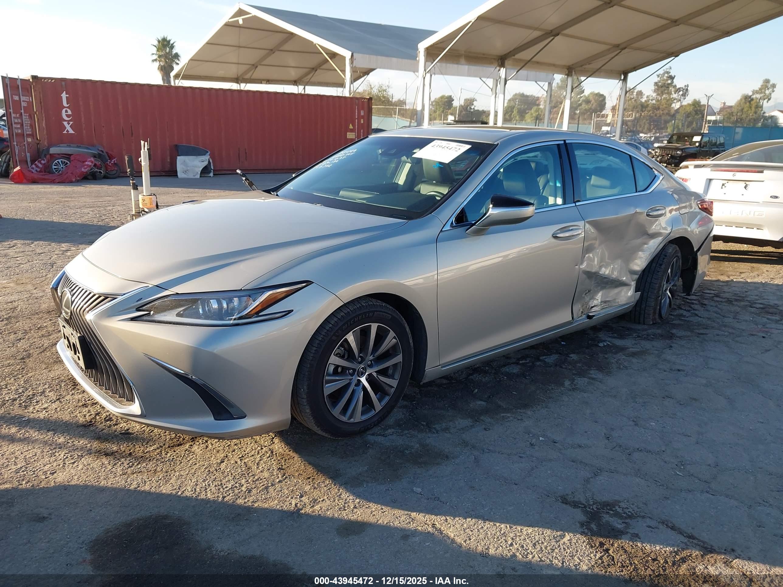 LEXUS ES image 2