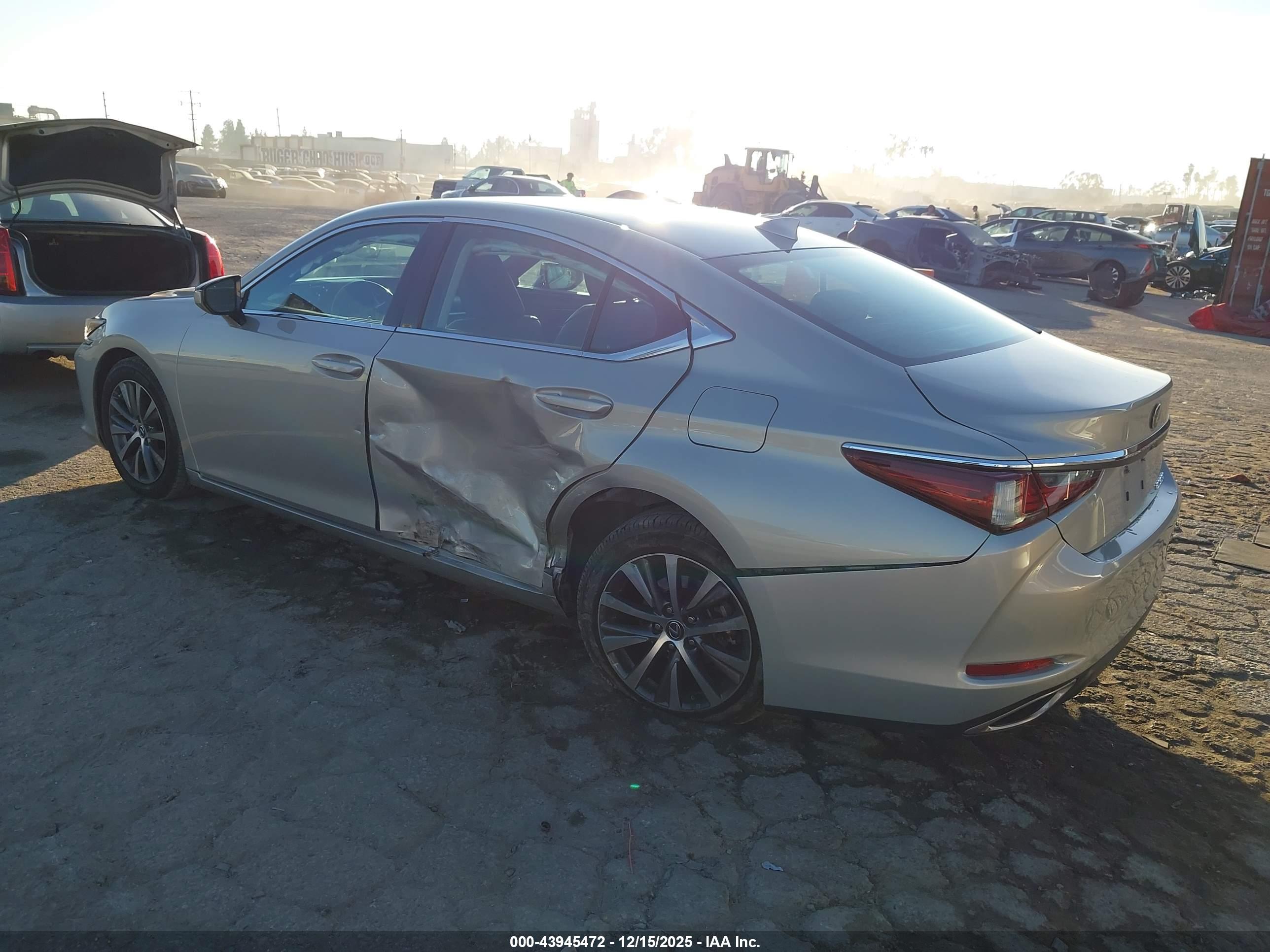 LEXUS ES image 3