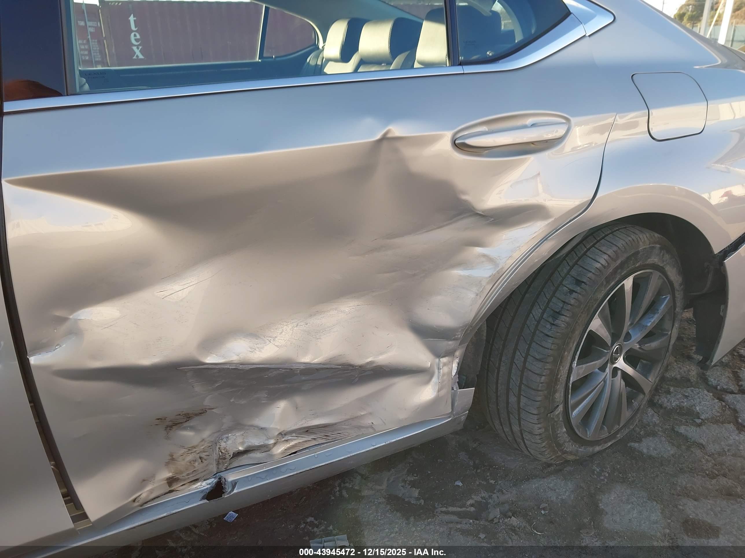 LEXUS ES image 6