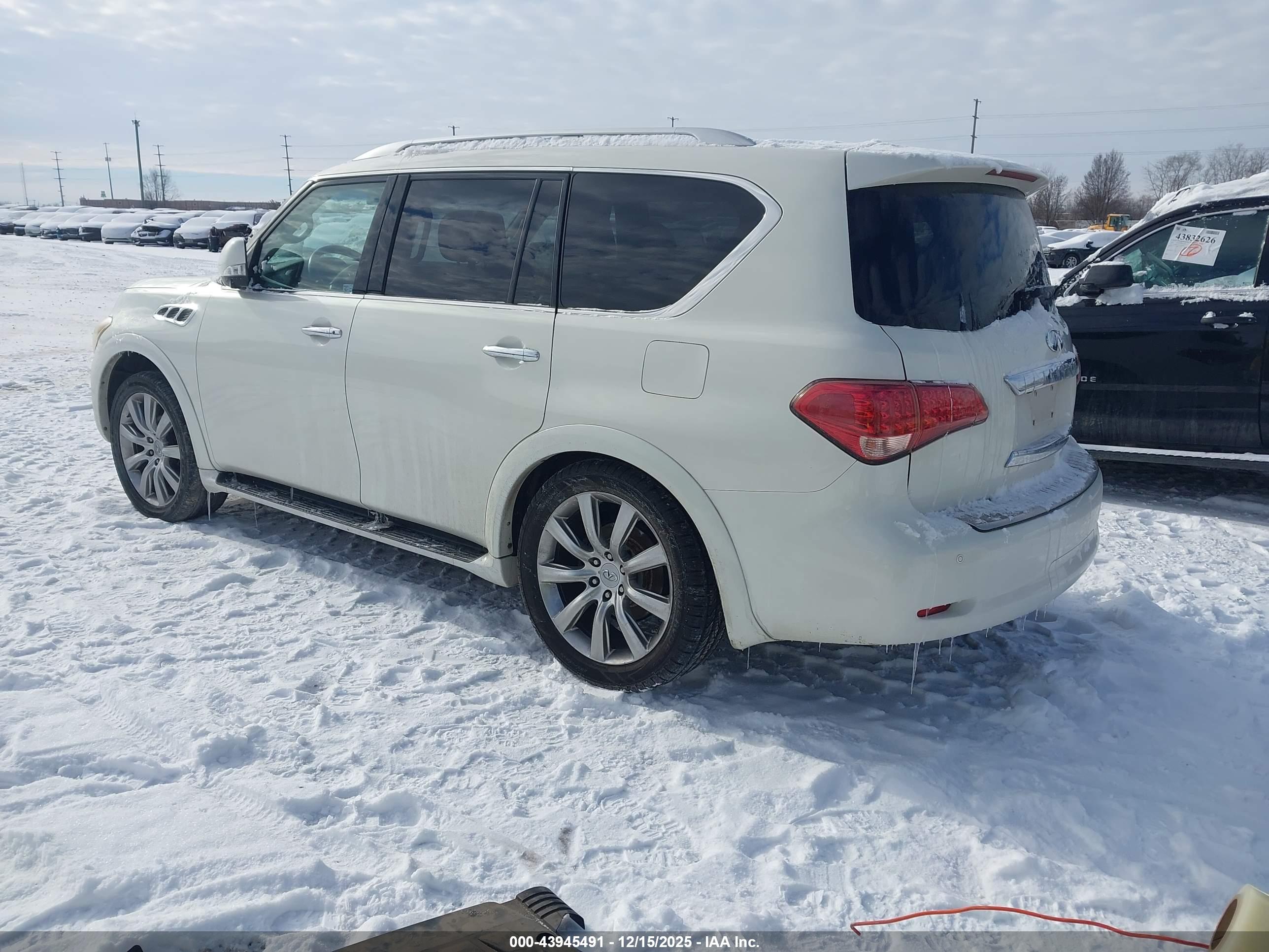 INFINITI QX56 image 3