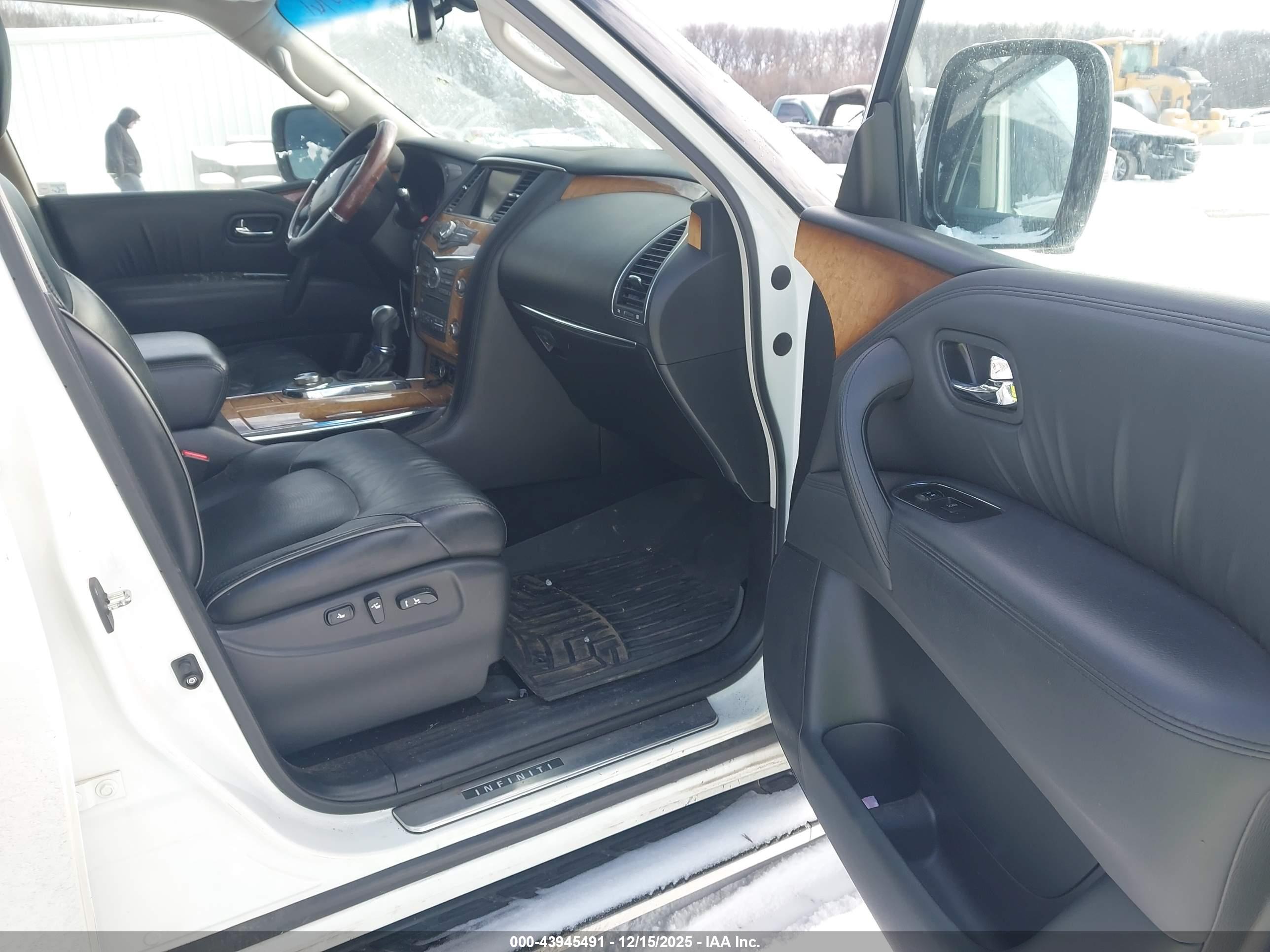 INFINITI QX56 image 5