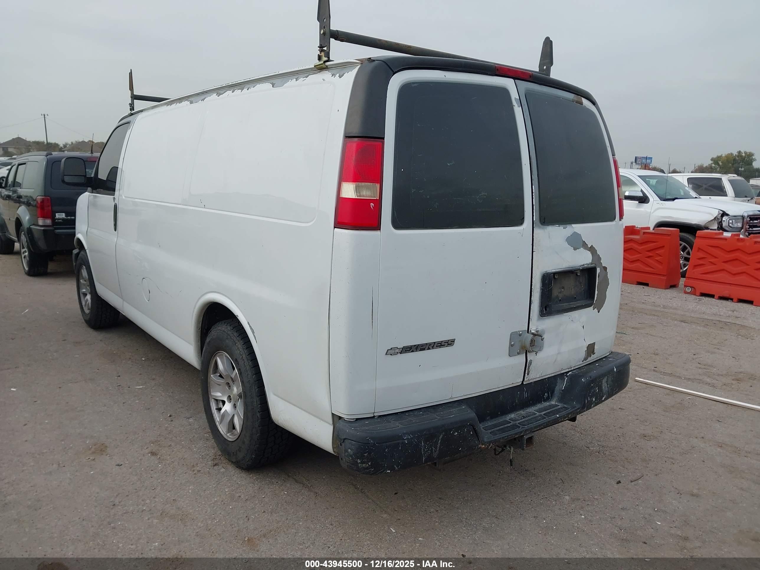CHEVROLET EXPRESS image 3