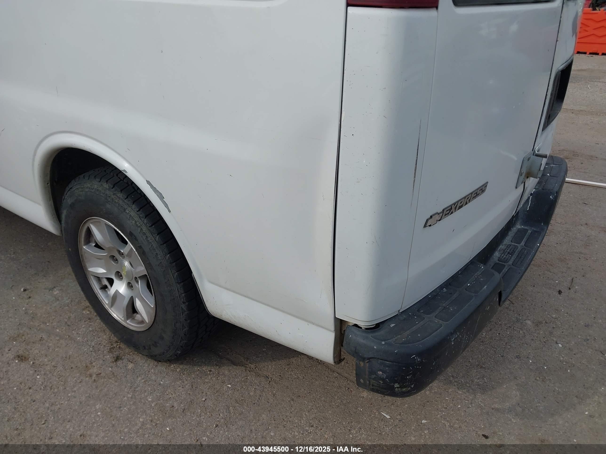 CHEVROLET EXPRESS image 6
