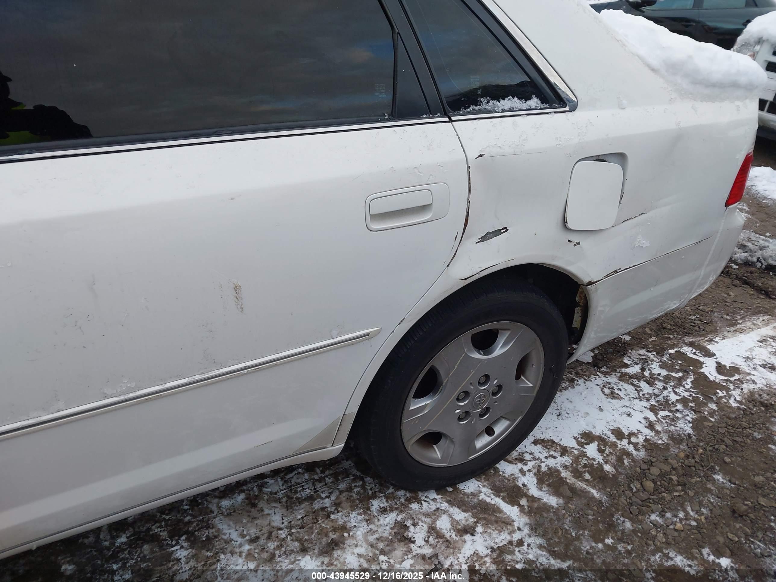 TOYOTA AVALON image 6