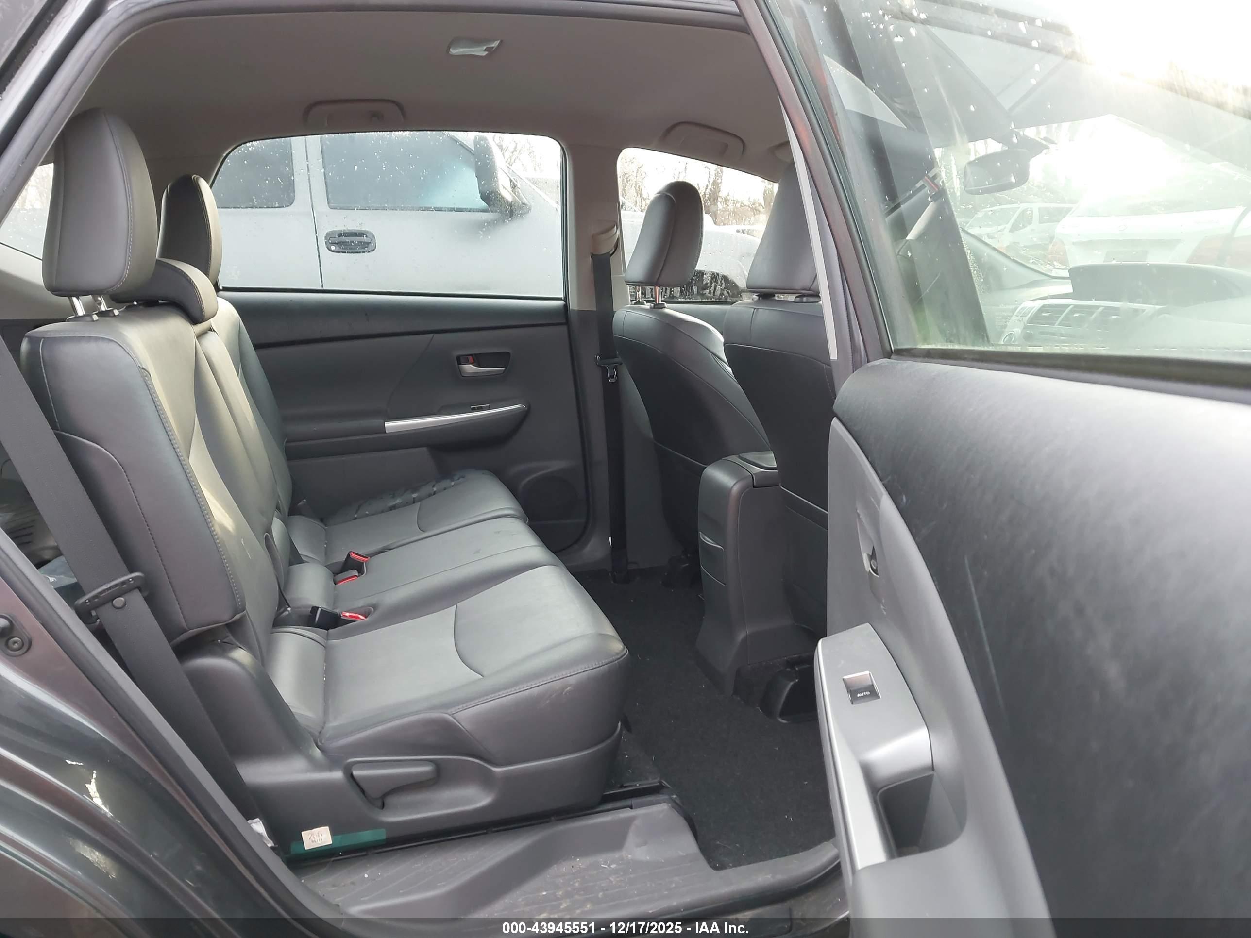 TOYOTA PRIUS image 8
