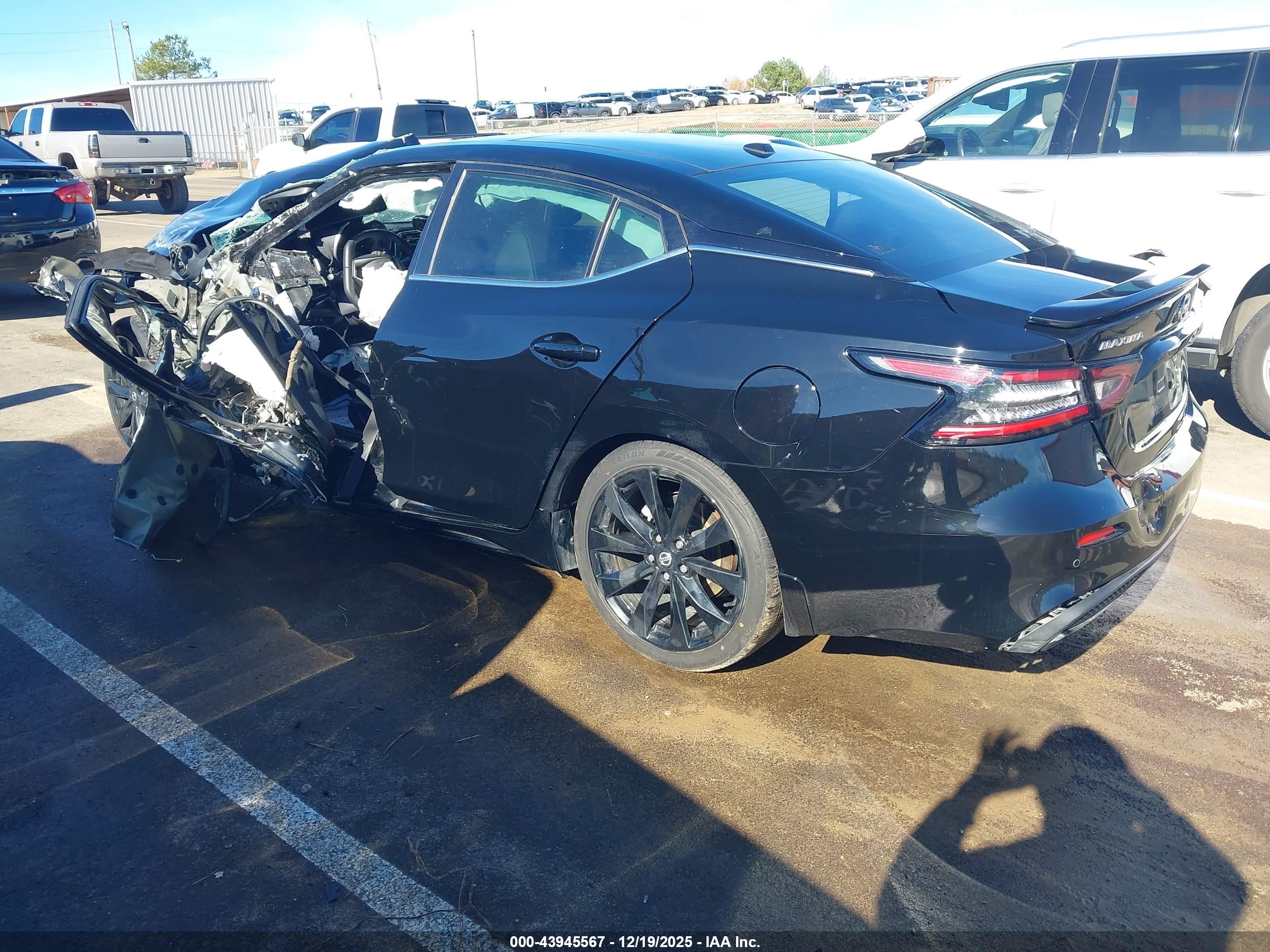 NISSAN MAXIMA image 3