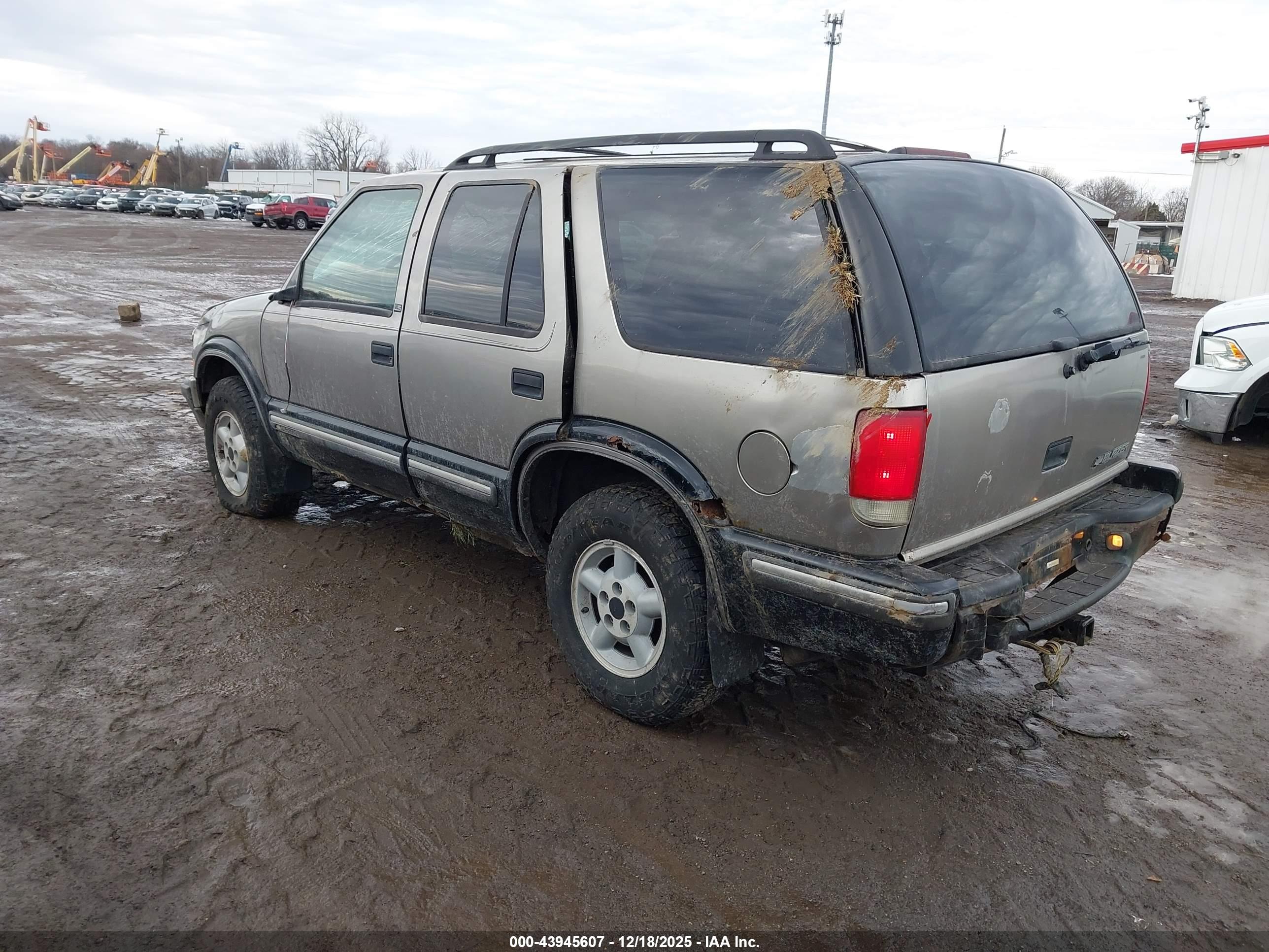 CHEVROLET BLAZER image 3