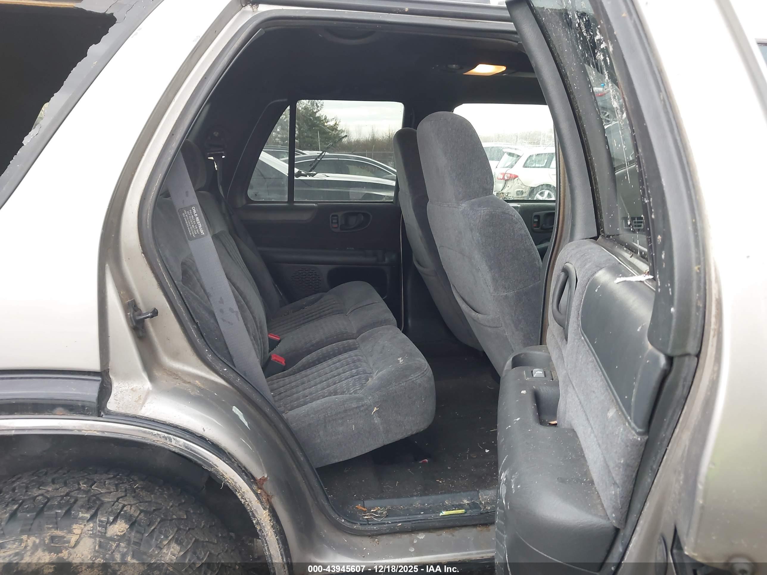 CHEVROLET BLAZER image 8