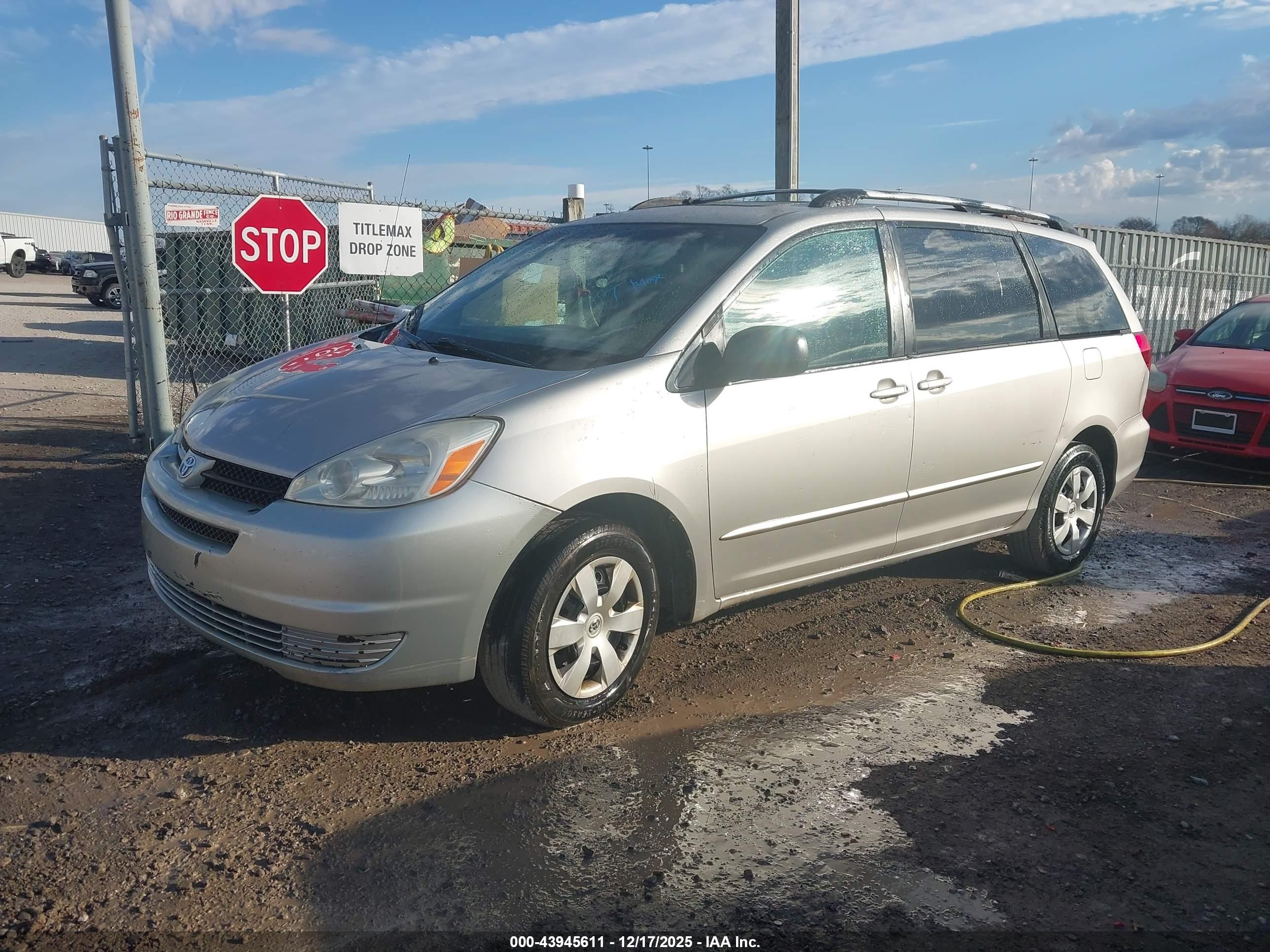 TOYOTA SIENNA image 2