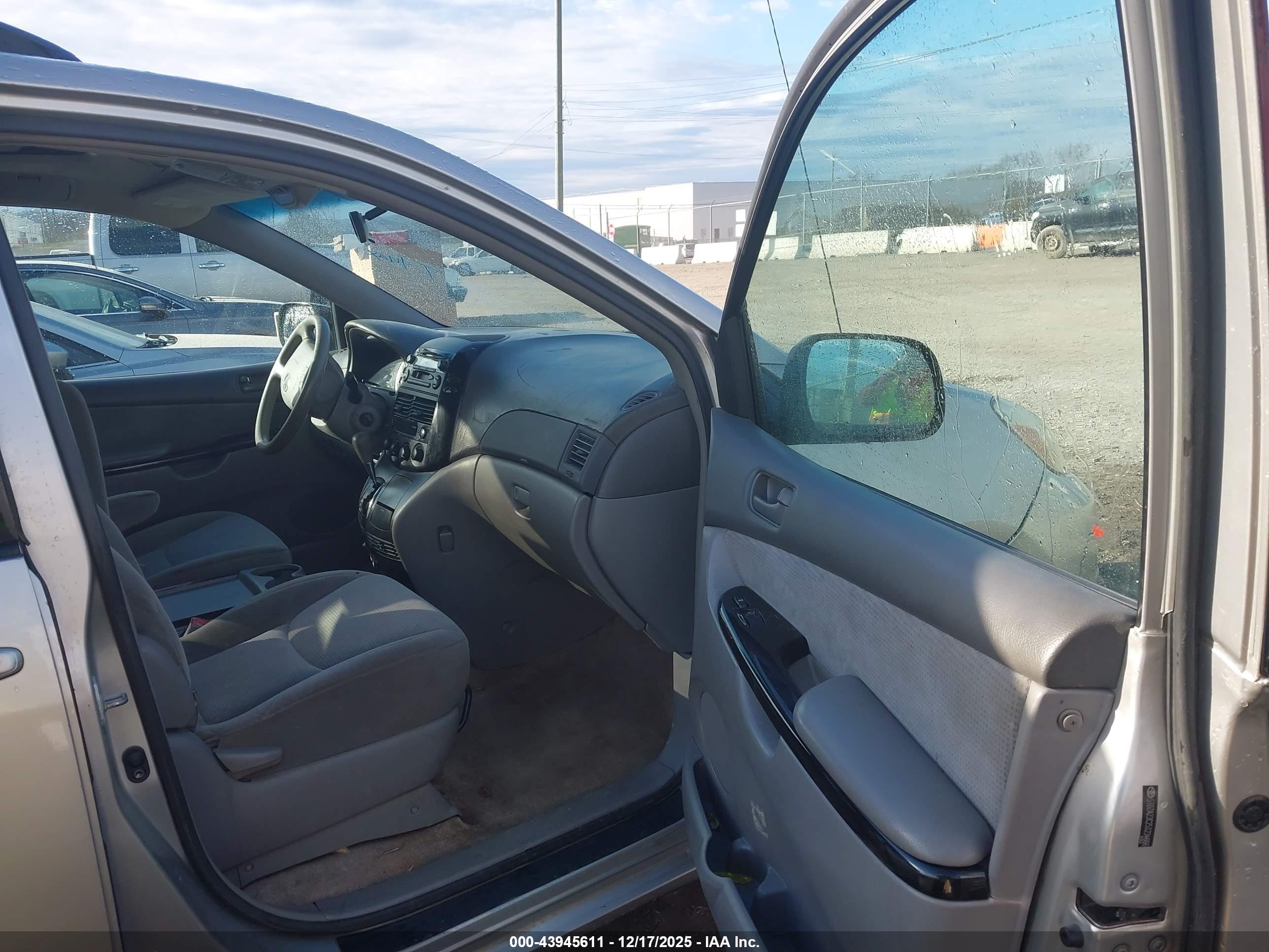 TOYOTA SIENNA image 5