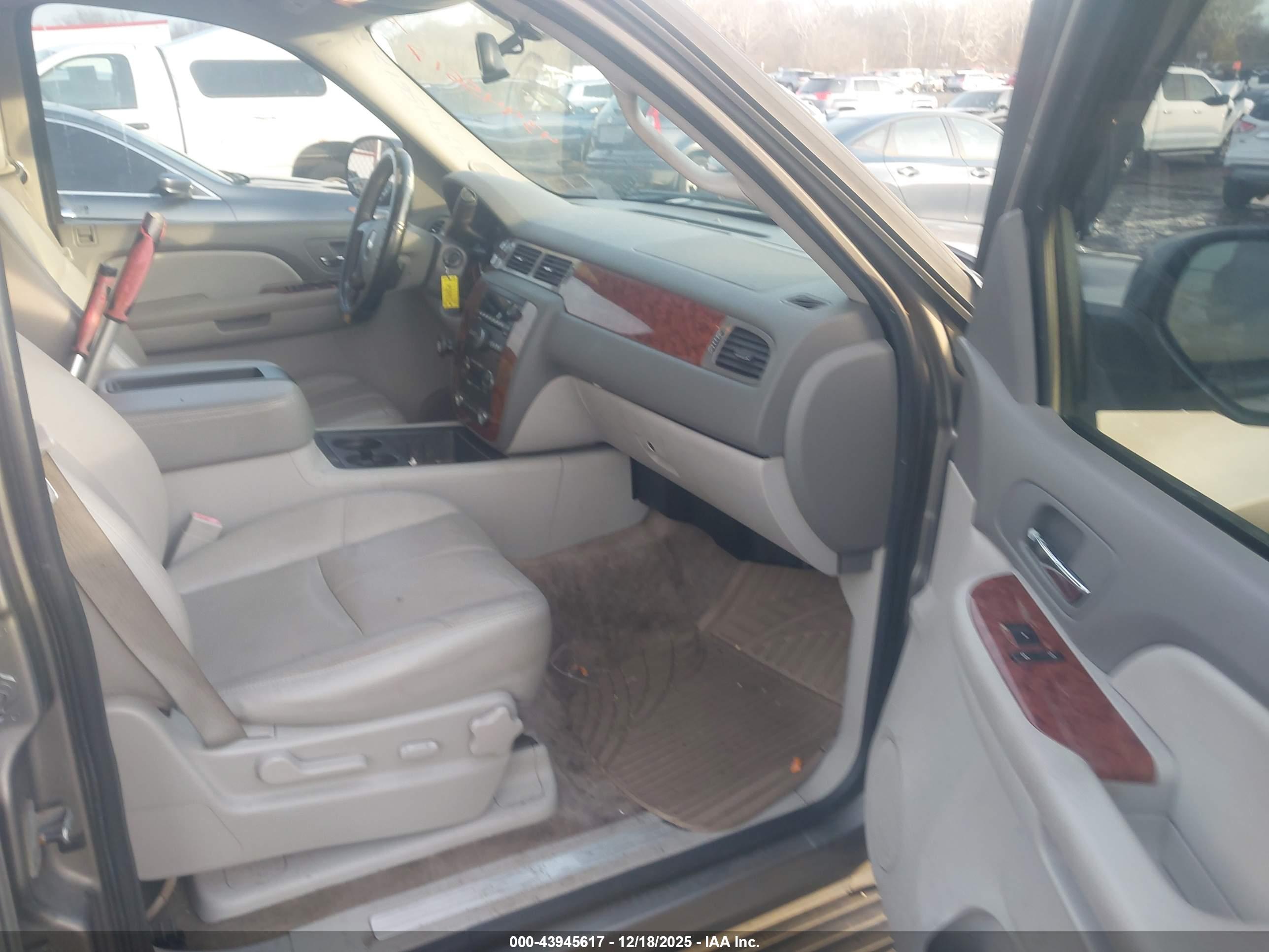 CHEVROLET TAHOE image 5