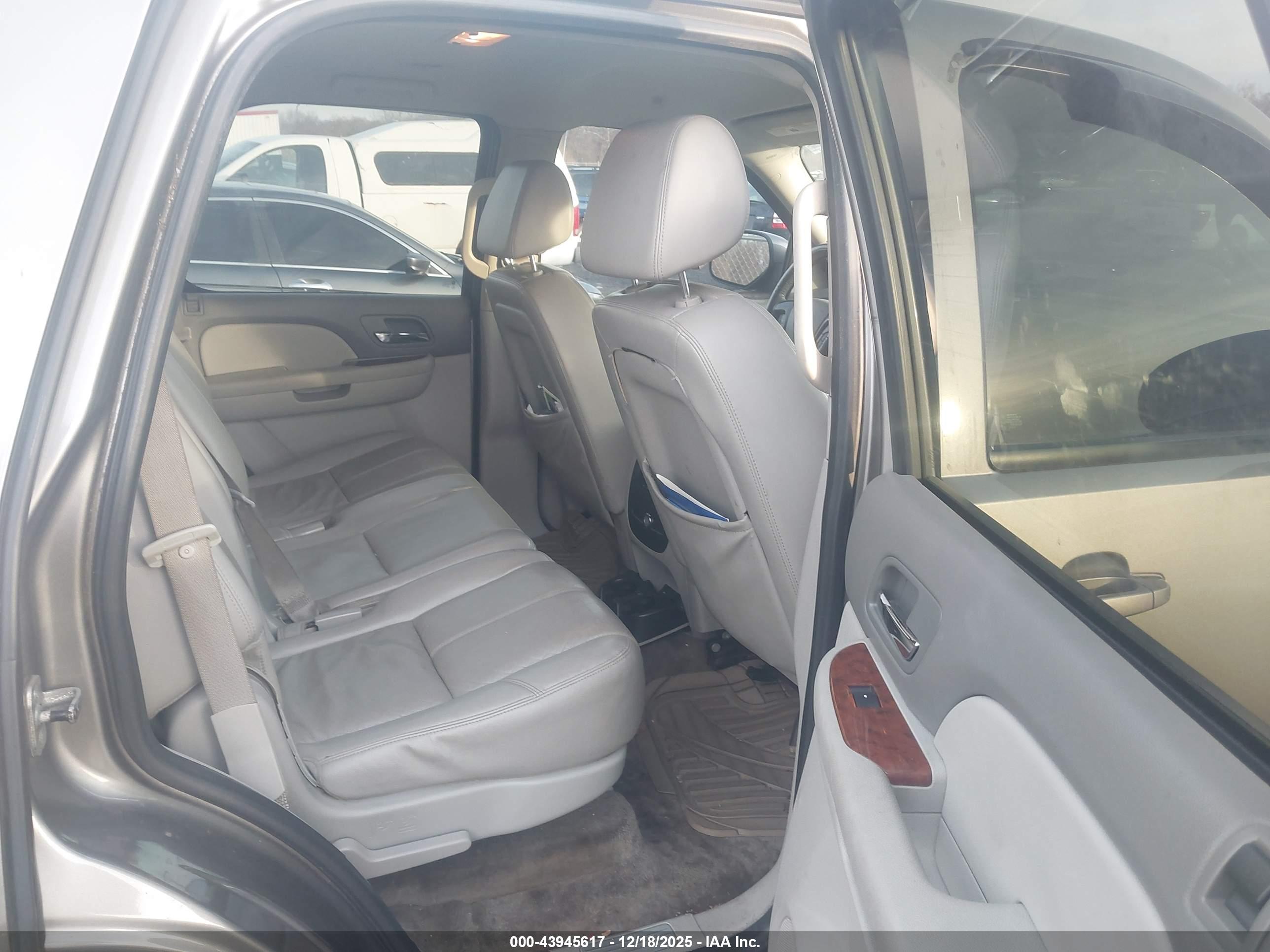 CHEVROLET TAHOE image 8